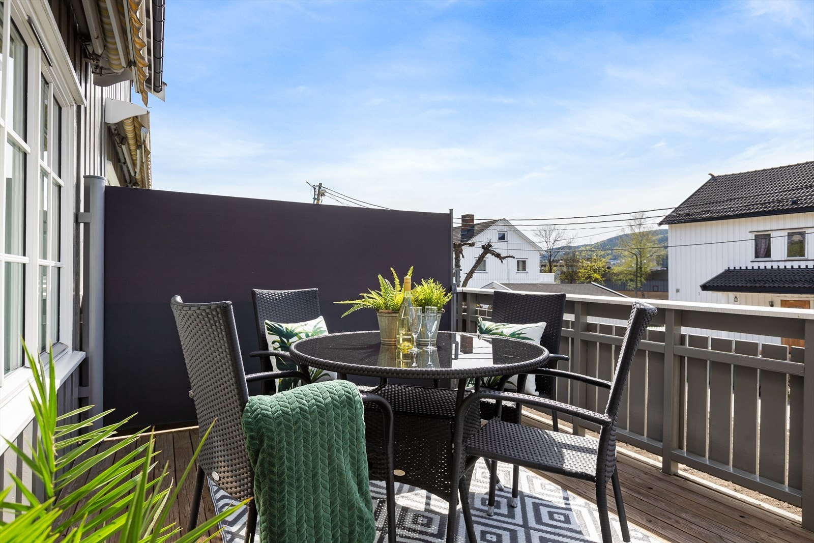 Hyggelig veranda hvor man har meget gode solforhold - her er det også montert markise. Fra verandaen er det trappeadkomst ned til hage. Galleribilde
