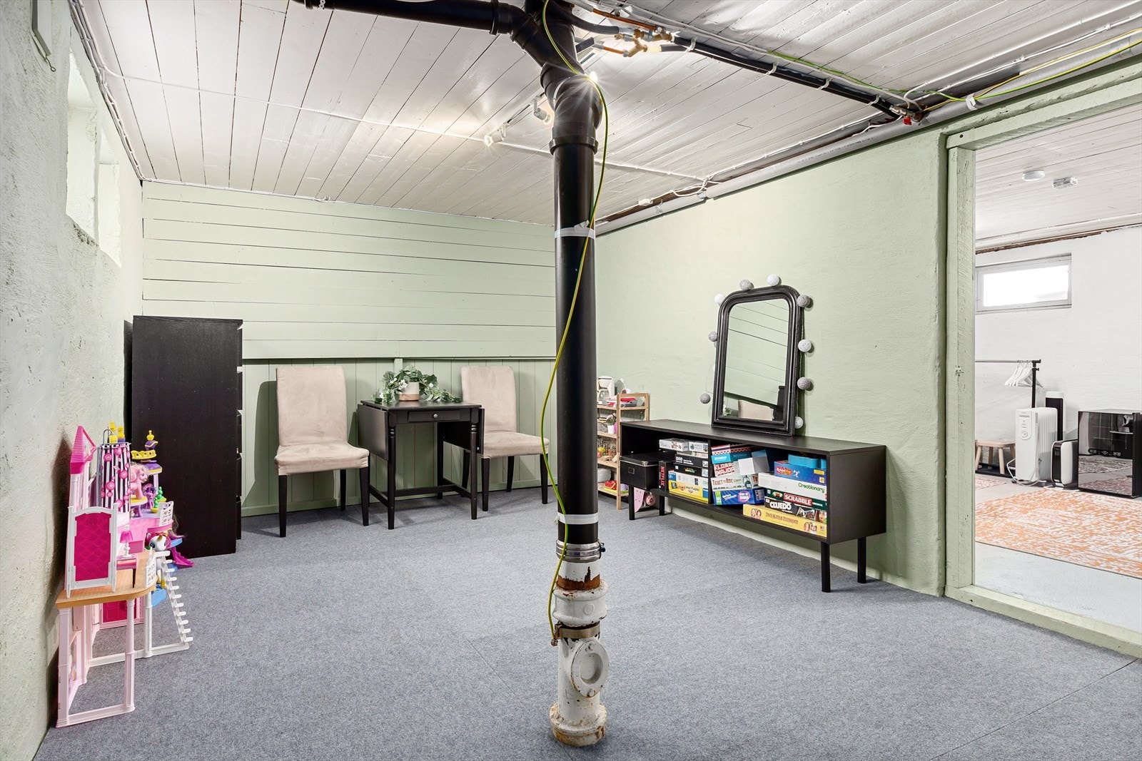 Bodområder, i dag brukt som hobby/lekerom. Det er i forbindelse med dreneringsjobben laget lyskasser i kjeller, for å potensielt kunne omsøke kjelleren til varig opphold på sikt. Galleribilde