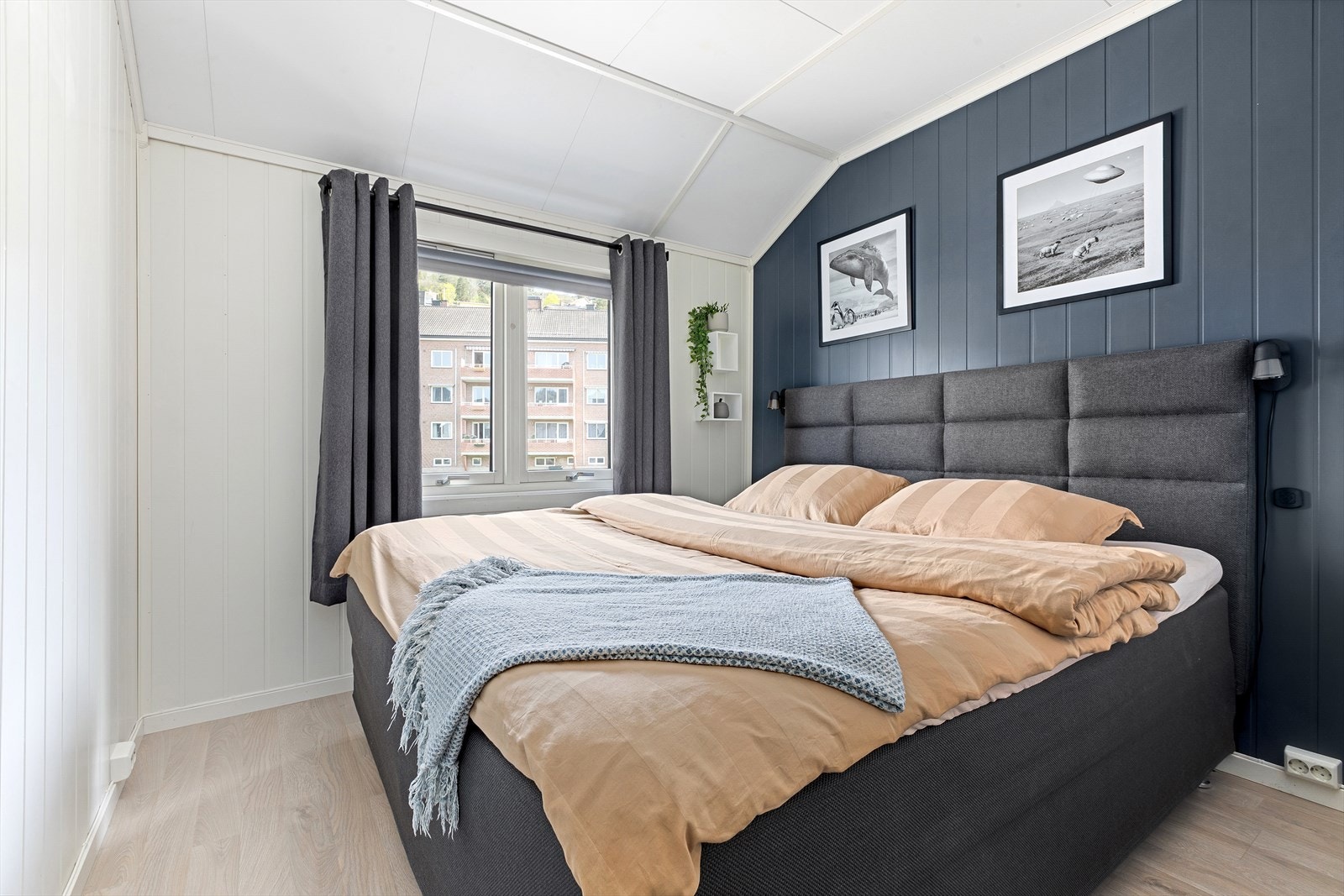 Etasjen inneholder 3 soverom, walk-in-closet og bad Galleribilde