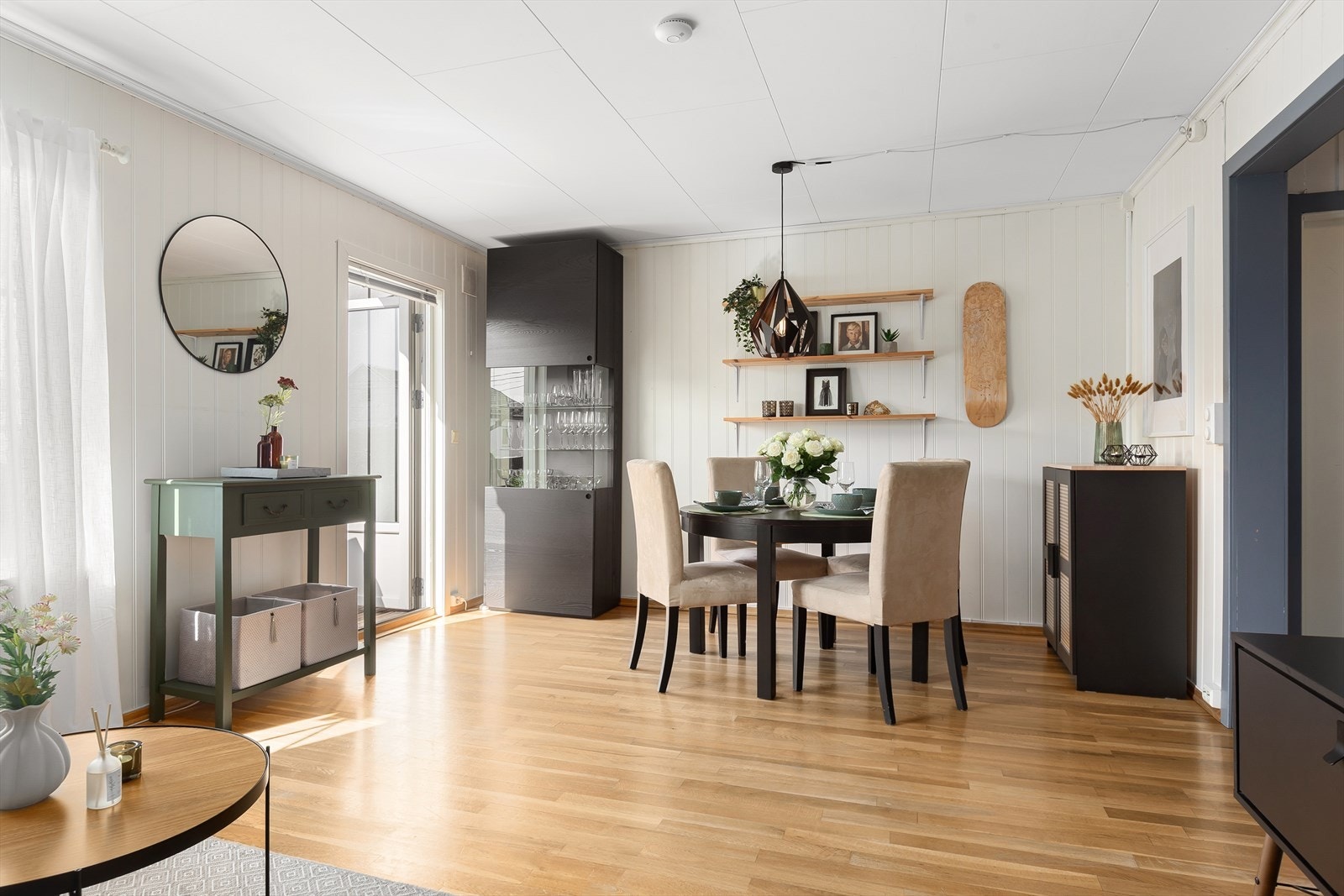 Fra stuen er det utgang til veranda Galleribilde