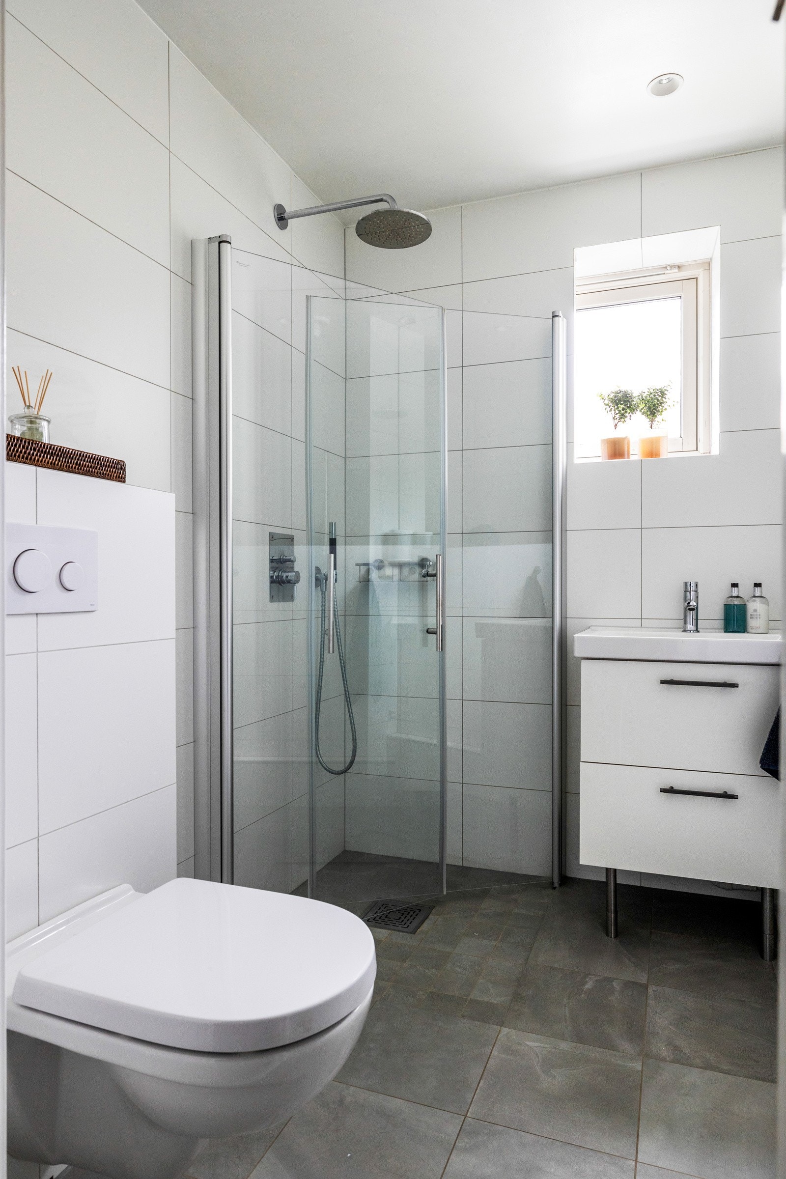 Dusjhjørnet har både regnfalls- og håndholdt dusj og toalettet er vegghengt Galleribilde