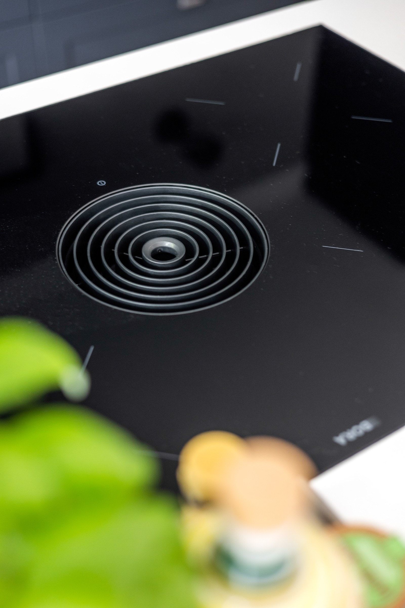 Kjøkkenet er utstyret med Bora Pure koketopp med benkeventilator Galleribilde