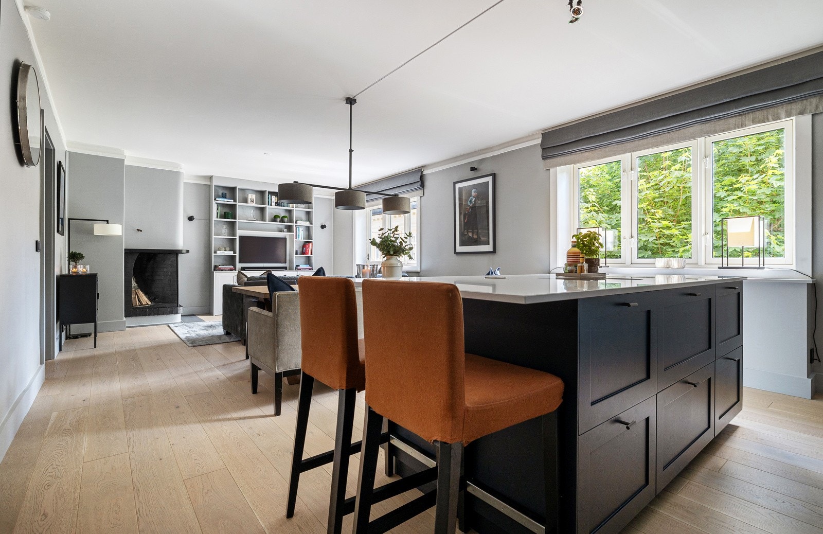 Leiligheten har en stor og lys stue som ligger i åpen løsning med kjøkkenet - et sosialt og innbydende allrom Galleribilde