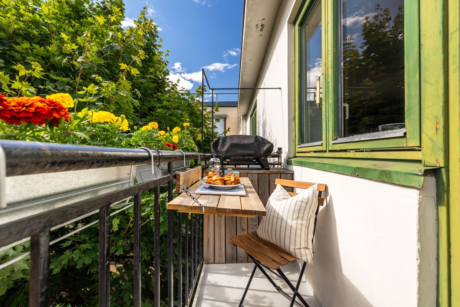 Balkongen har plass til enkelt balkongmøblement og en liten grill Galleribilde