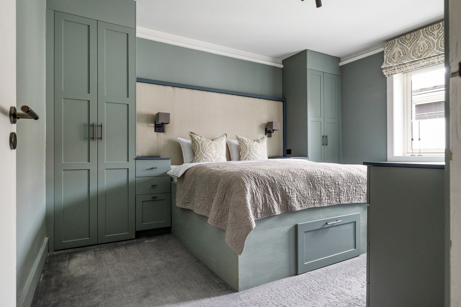 Rommet har også spesialtilpasset seng, nattbord samt sengegavl med lamper Galleribilde