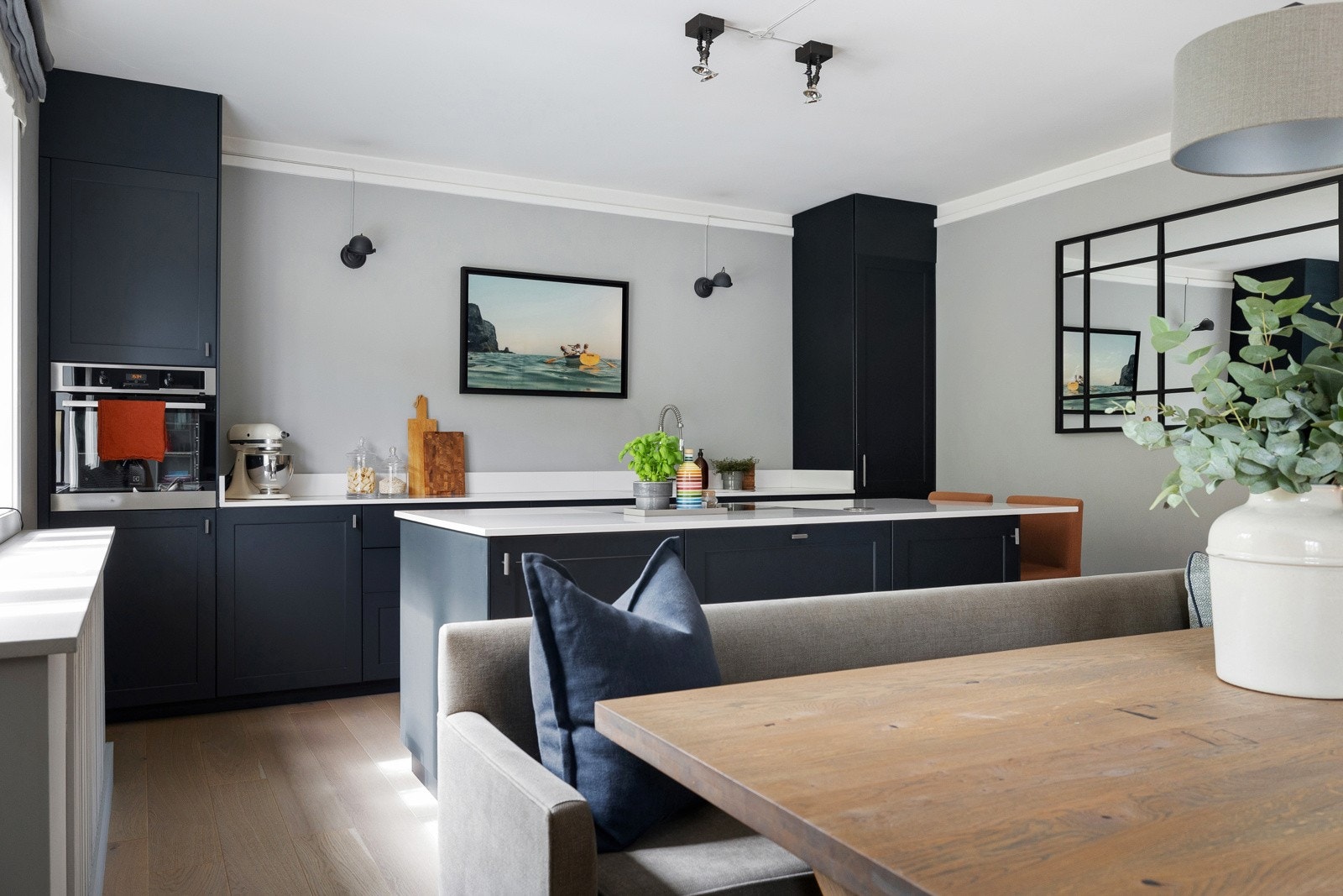 Kjøkkenet har bra med benkeplass, samt lagring i skap og skuffer Galleribilde