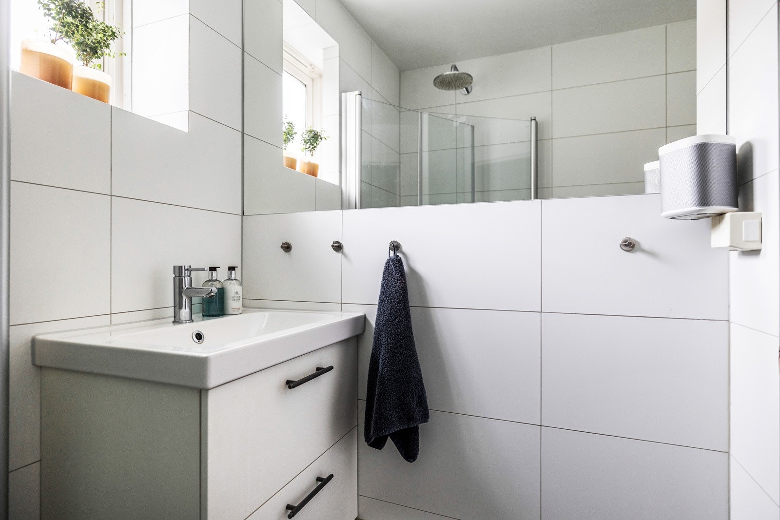 Servantinnredningen har to skuffefronter og det er montert et stort speil på veggen Galleribilde