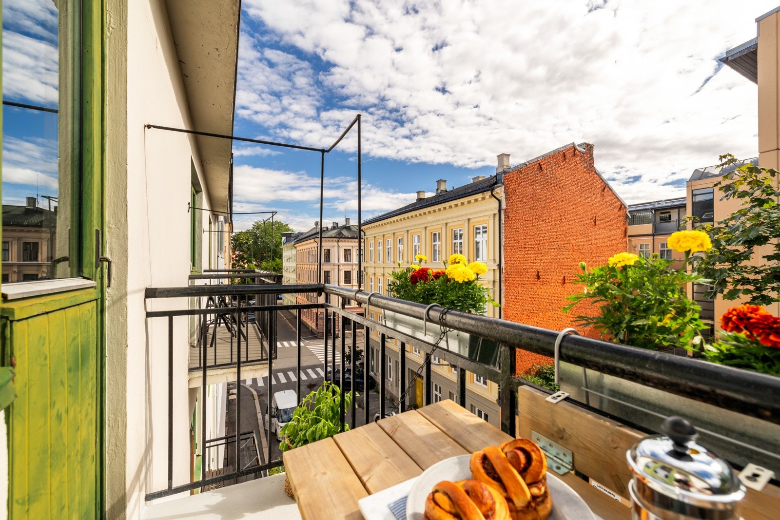 Fra balkongen har du hyggelig utsyn over nabolaget Galleribilde