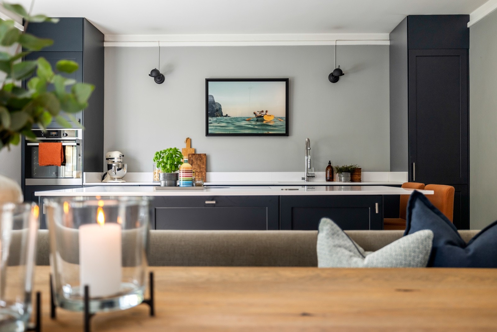 Leiligheten har et lekkert kjøkken som ligger i åpen løsning mot stuen Galleribilde