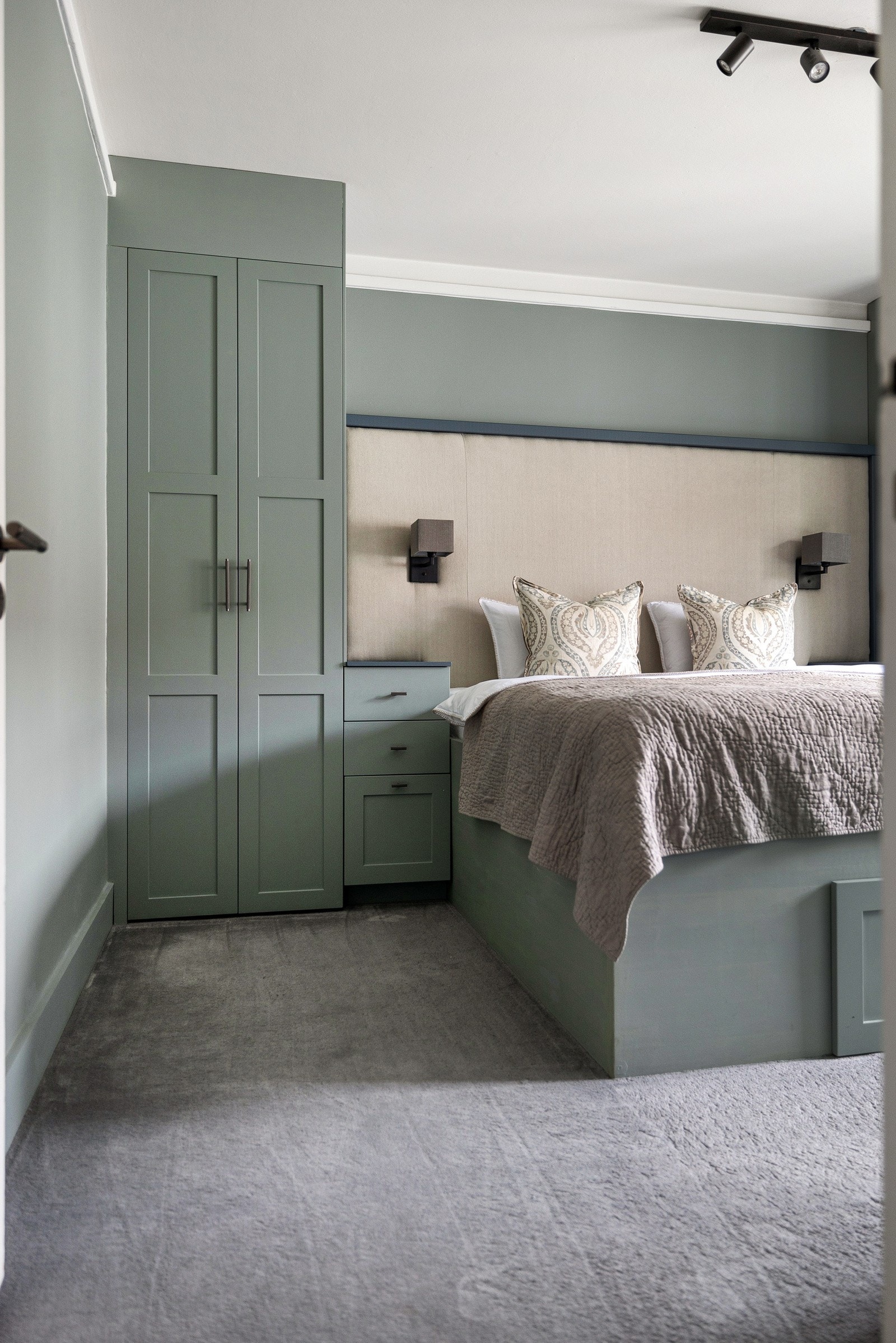 Hovedsoverommet er romslig og har rikelig med lagringsplass i plassbyggdede skap Galleribilde