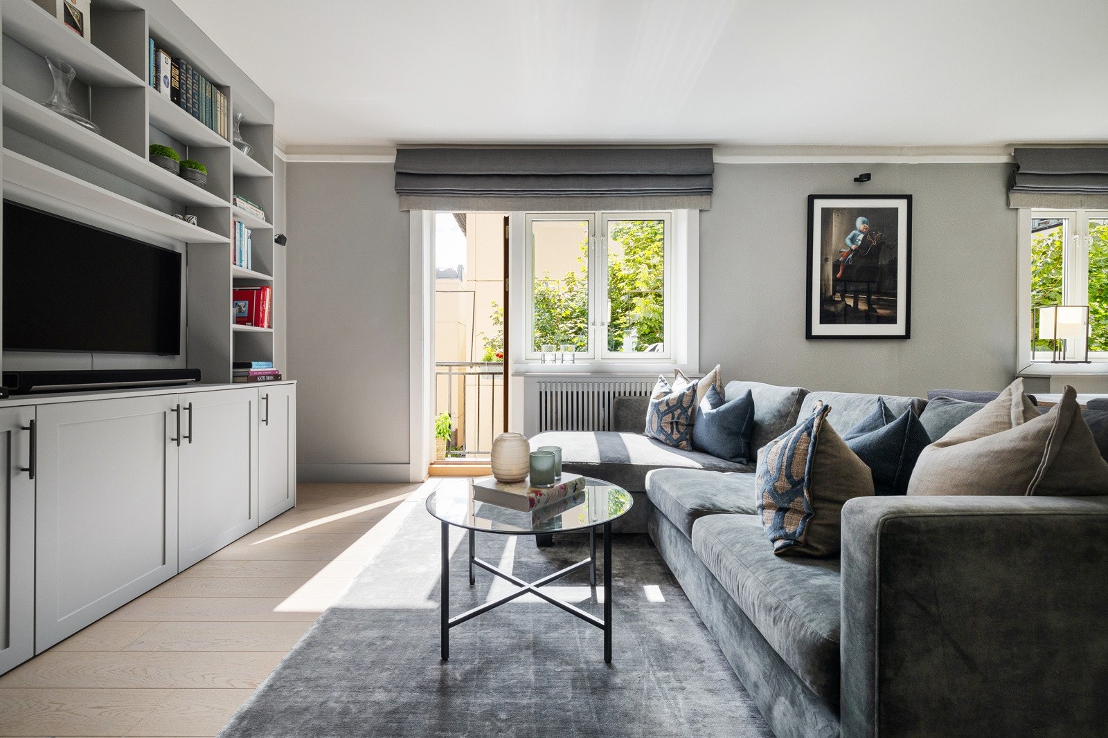 Veggflatene er slette og det er lagt en lys enstavs parkett på gulvet Galleribilde