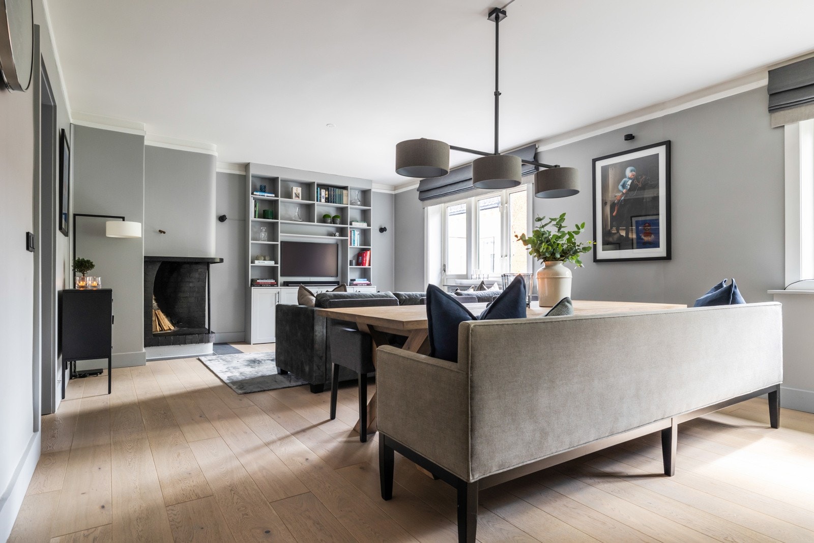 Store vindusflater slipper inn rikelig med naturlig lys. Kombinert med god takhøyde på ca. 2,62 meter skaper det et svært luftig rom Galleribilde