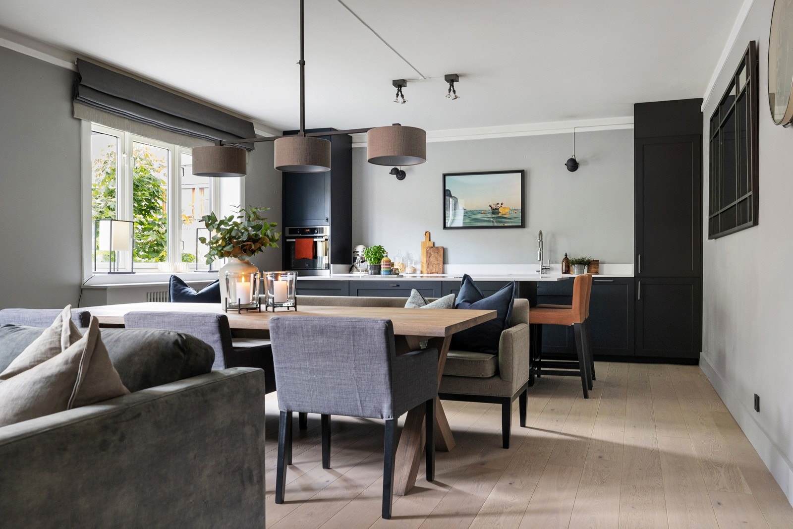 Stuen har god plass til en stort spisebord og sofagruppe med tilhørende møblement - et herlig samlingspunkt for familie og venner Galleribilde