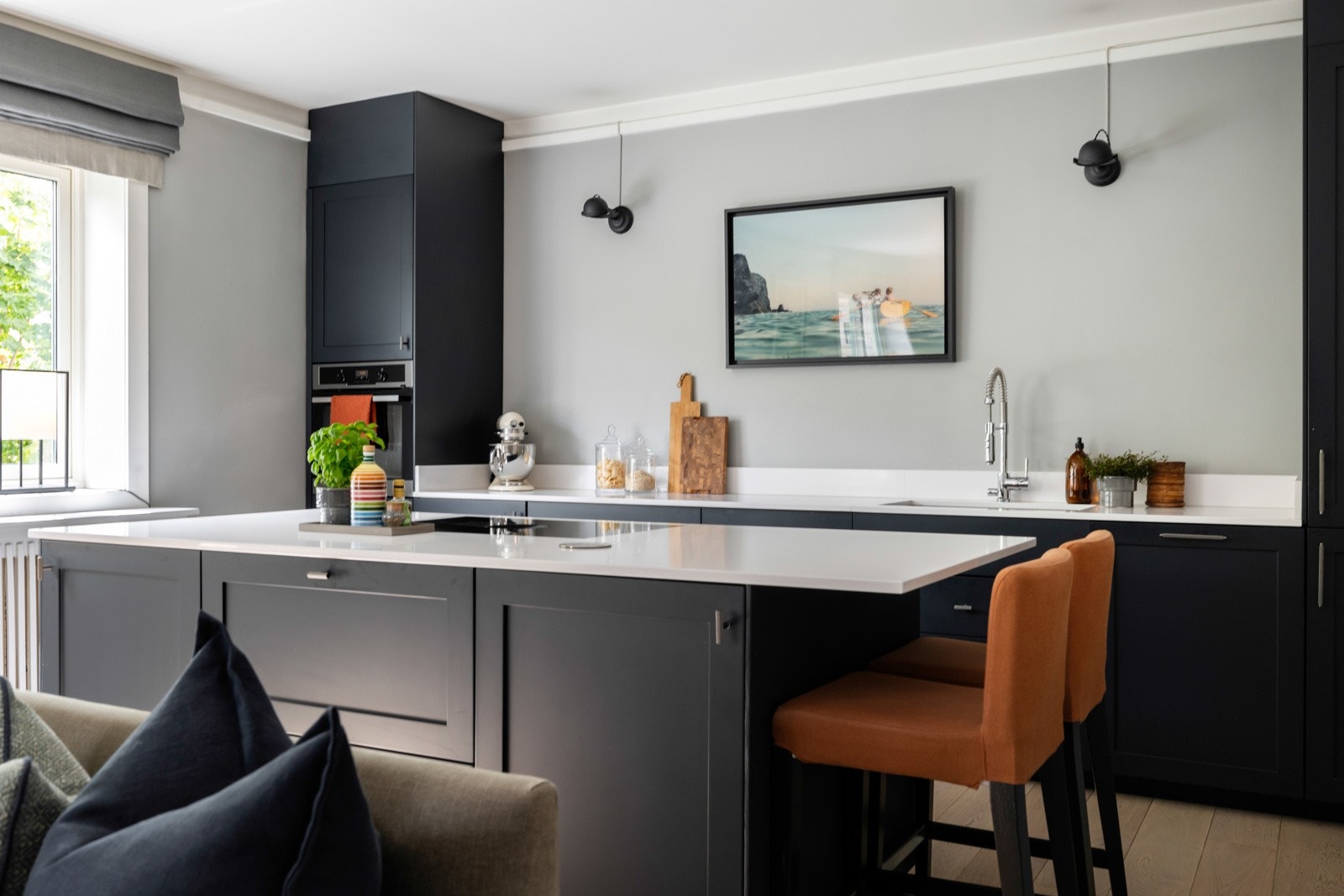 Innredningen har profilerte fronter og benkeplater i kompositt med underlimt vask og Tapwell armatur Galleribilde