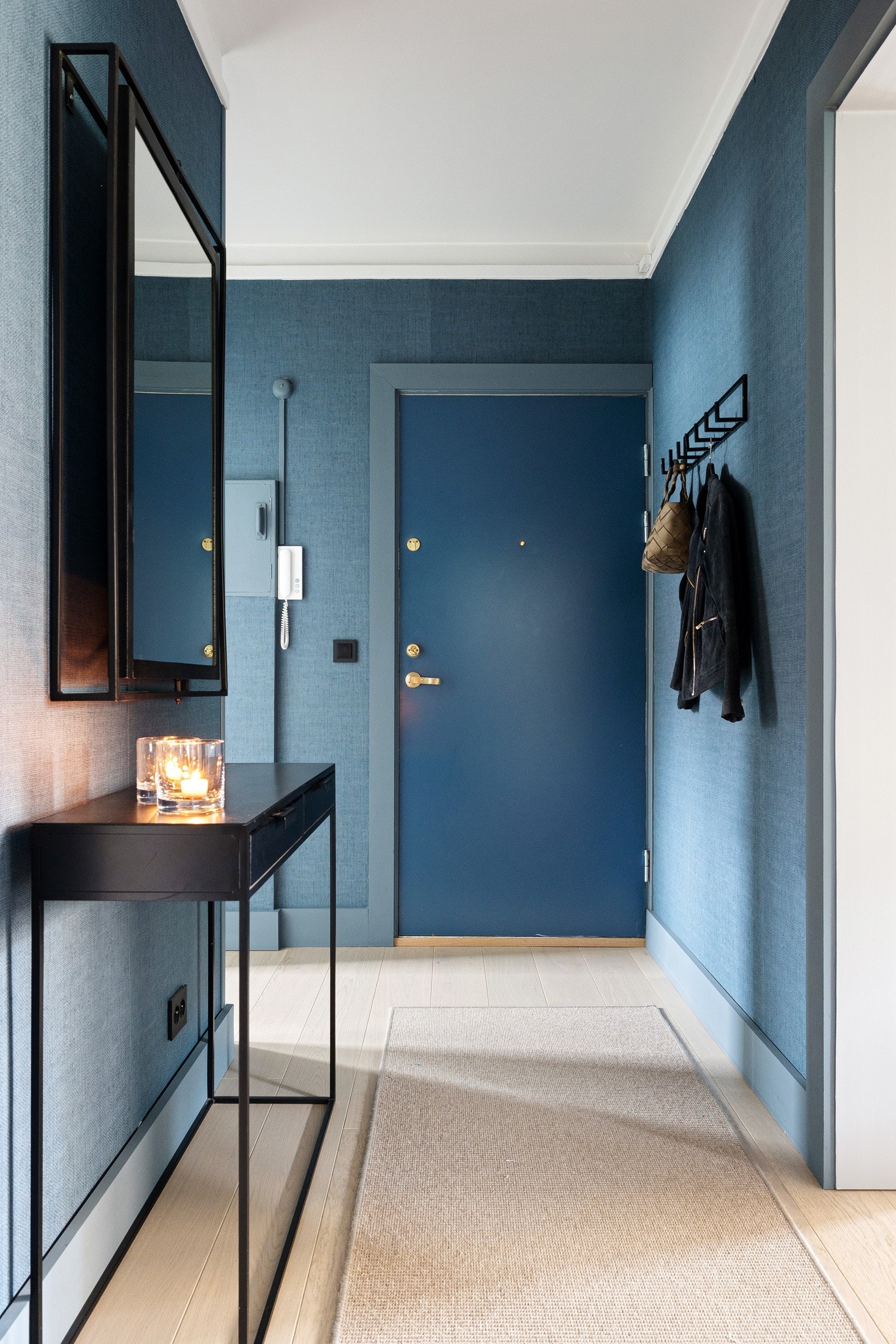 I entreen kan sko, yttertøy og utstyr kan ryddes pent vekk i en innebygget garderobe Galleribilde