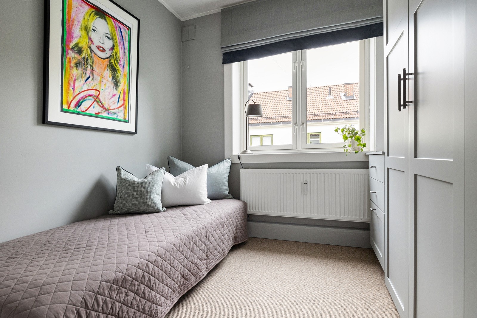 Soverom II har plass til seng og bra med lagringsplass i en stor garderobe. I garderoben er det også opplegg for vaskemaskin Galleribilde