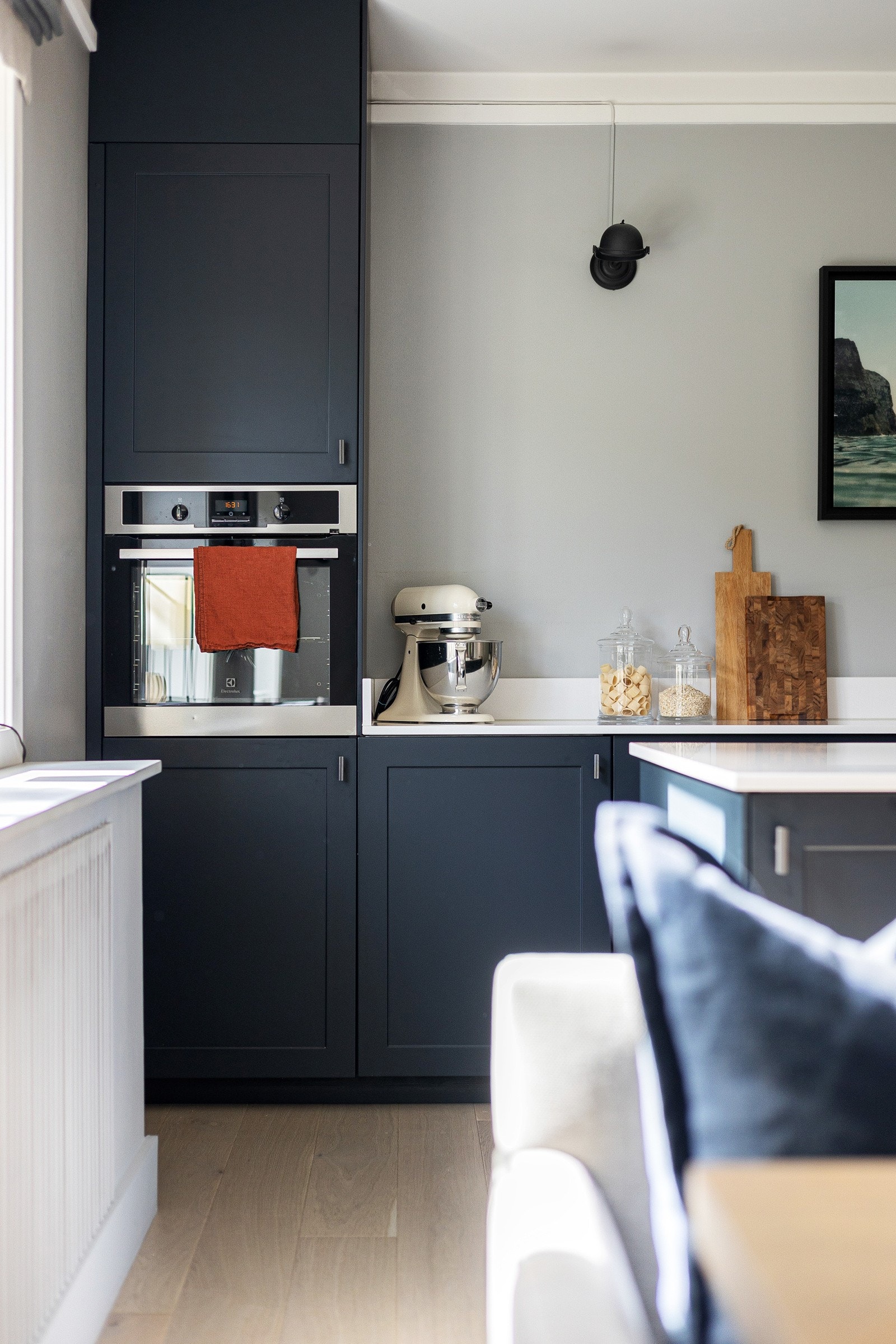 Videre er komfyr, kjøl/frys og oppvaskmaskin er integrert i innredningen. Alle hvitevarer på kjøkkenet medfølger i handelen Galleribilde