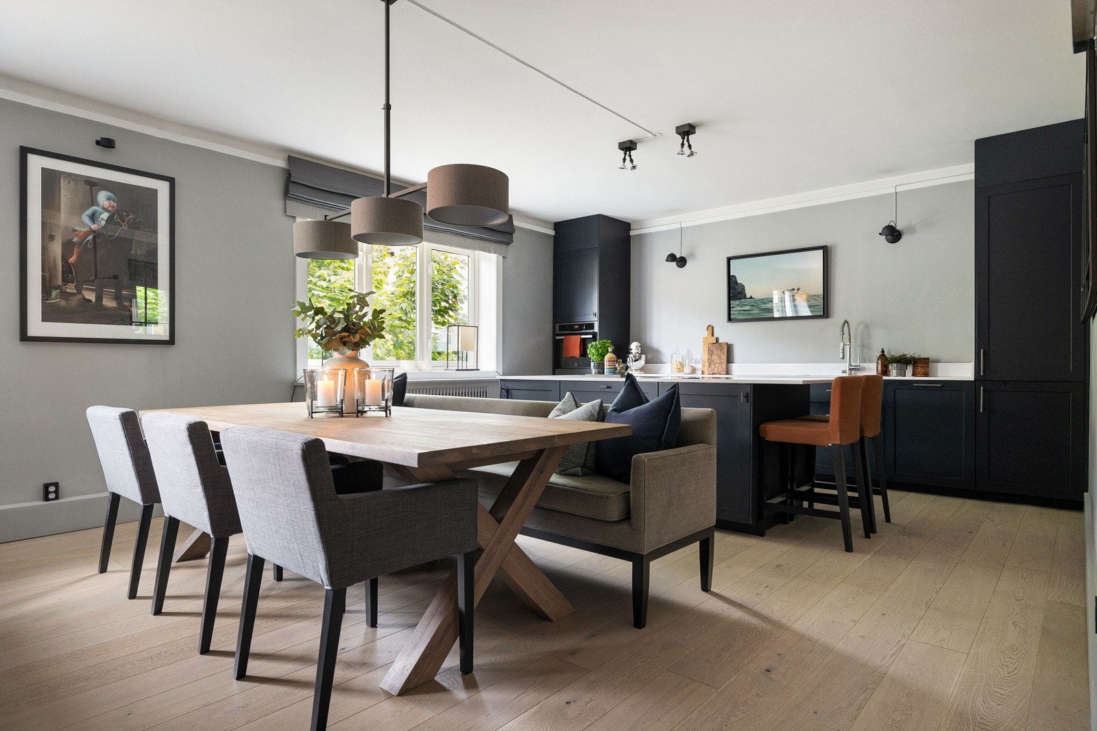 Leiligheten inneholder: Entré, stue, kjøkken, 2 soverom og bad Galleribilde