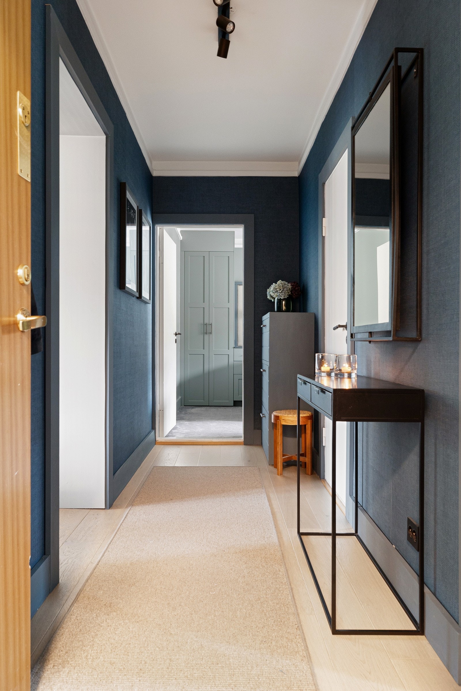 Leiligheten har en romslig entré som gir et godt førsteinntrykk av leiligheten Galleribilde