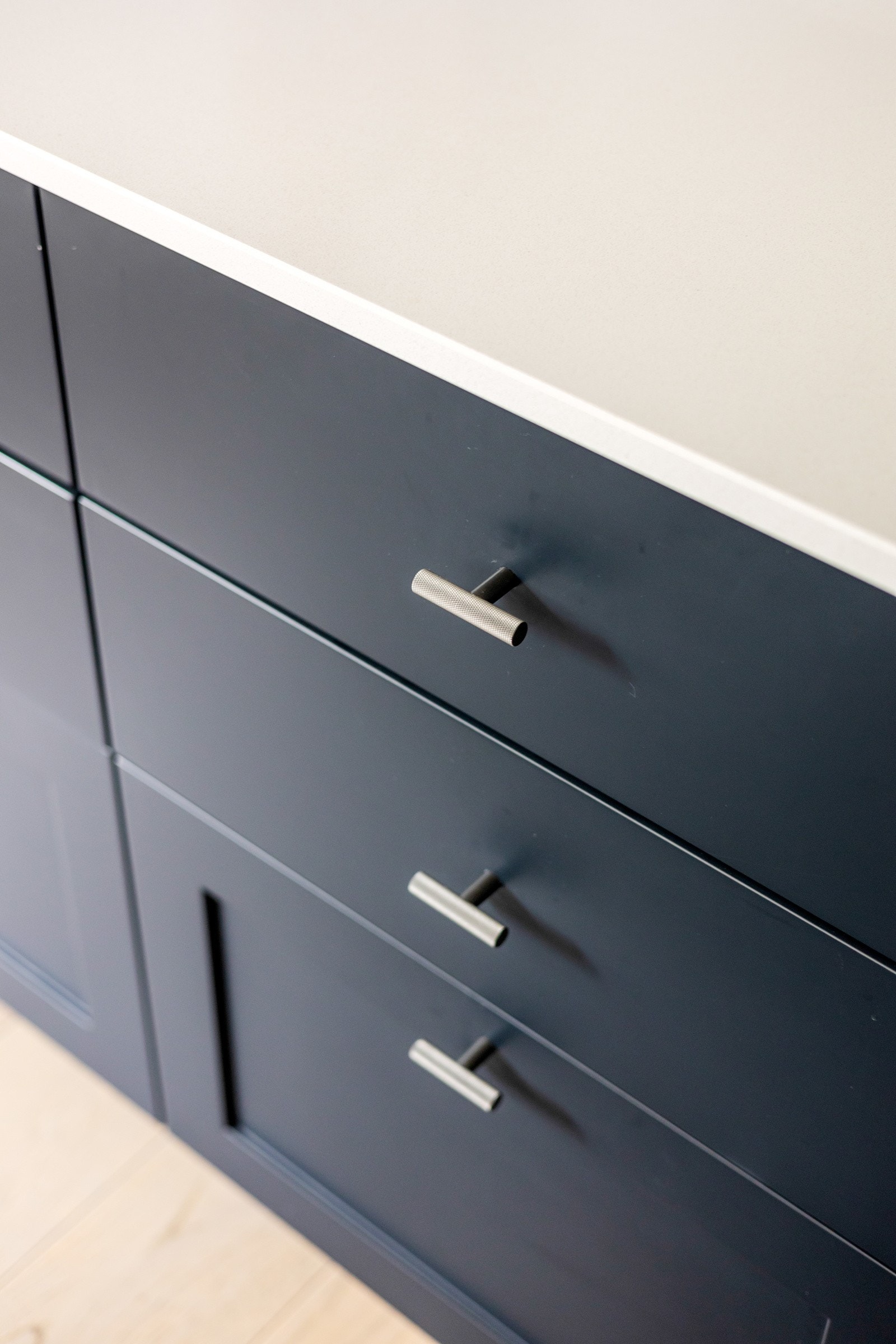 Det er rikelig med benk- og lagringsplass på kjøkkenet Galleribilde