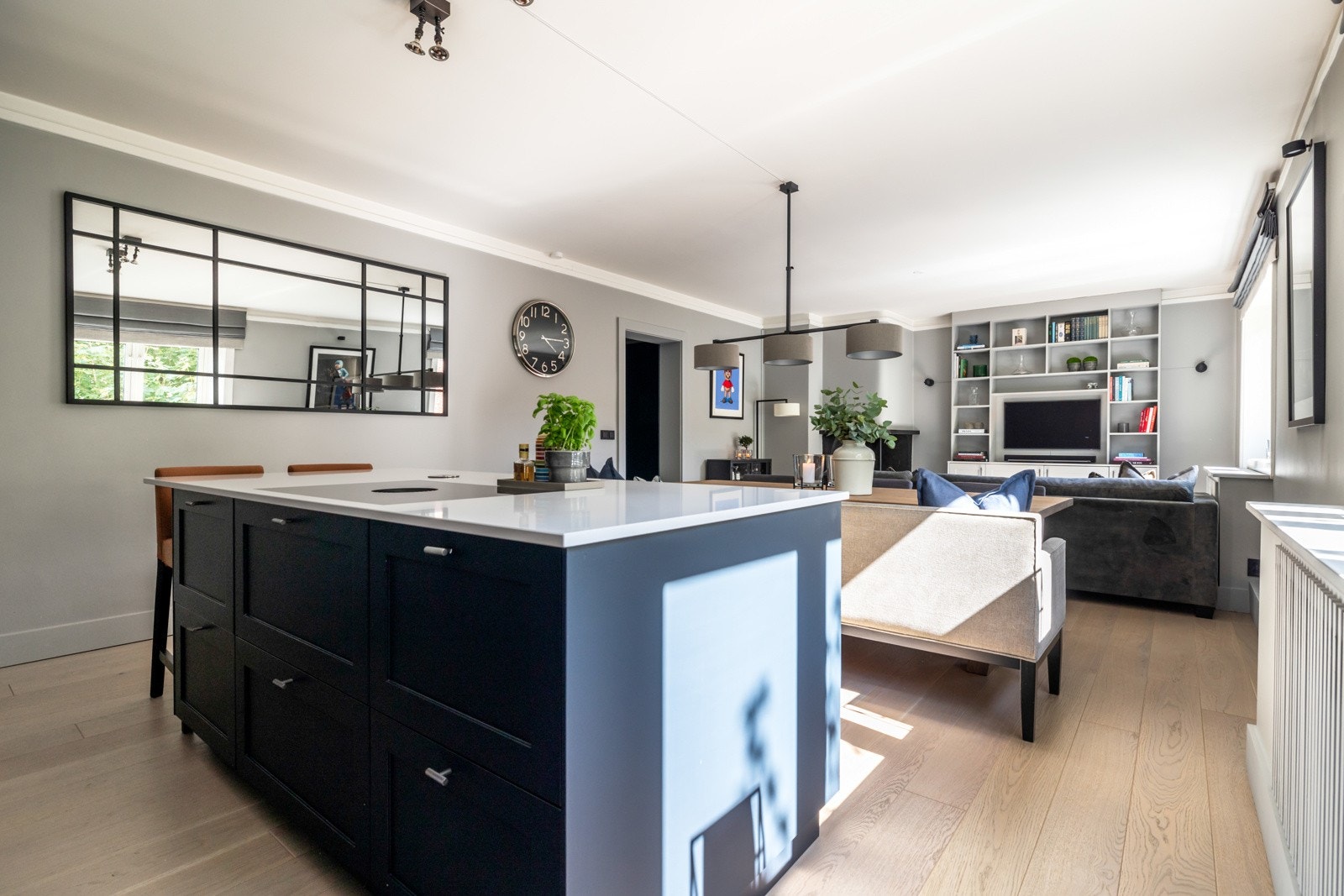 Store deler av leiligheten ble renovert i 2019 som resulterte i en smakfull leilighet Galleribilde