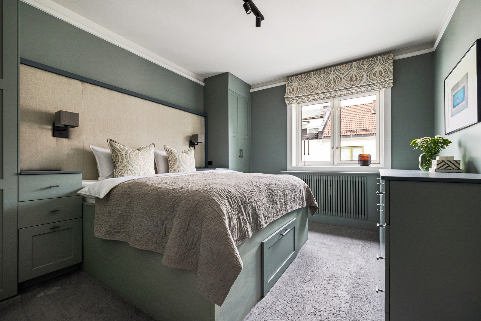 Veggene er malt i en delikat farge og det er lagt behagelig teppegulv Galleribilde