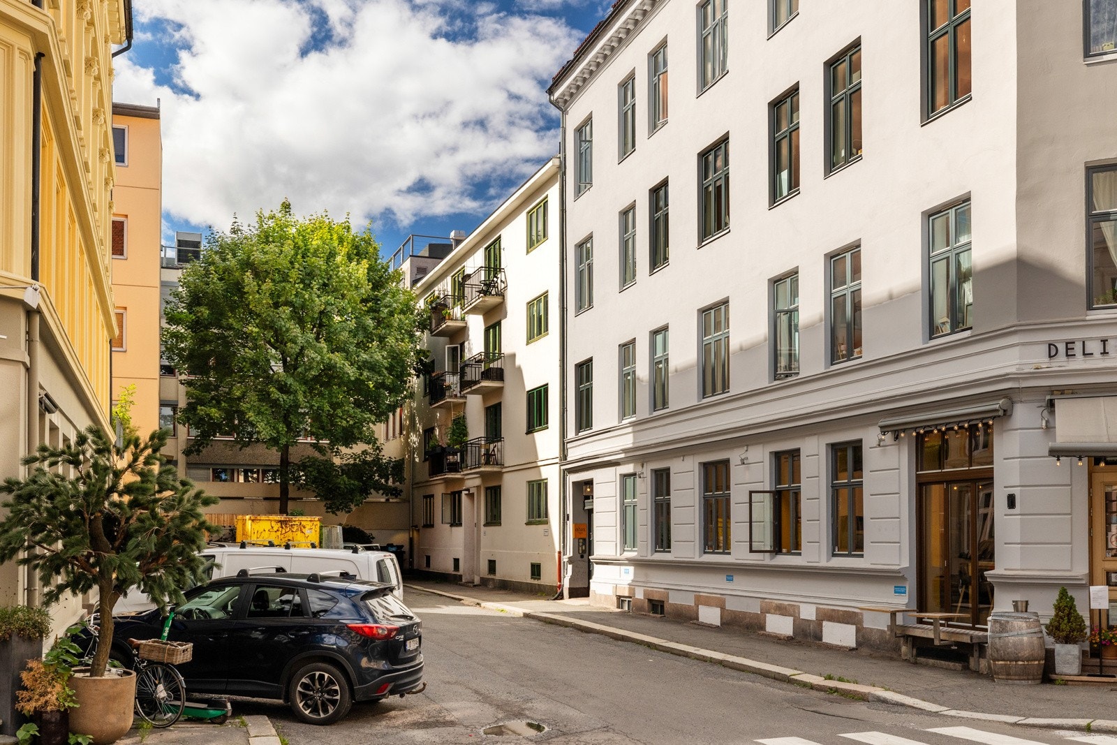 Leiligheten ligger i en blindvei, med meget attraktiv beliggenhet, rett ved en av hovedstadens beste handlegater Galleribilde