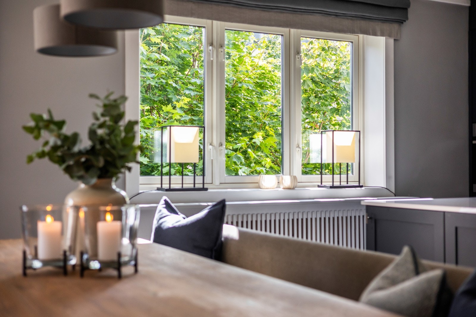 Her får du klassiske kvaliteter som brede vinduskarmer og takhøyde på ca.2,62 meter Galleribilde