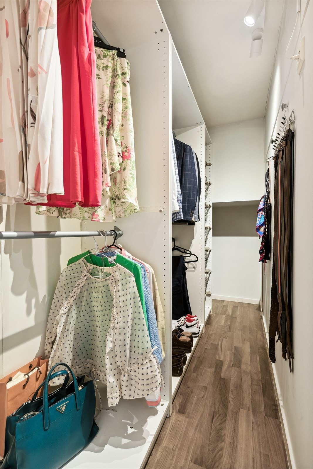 Walk-in garderobe. Galleribilde