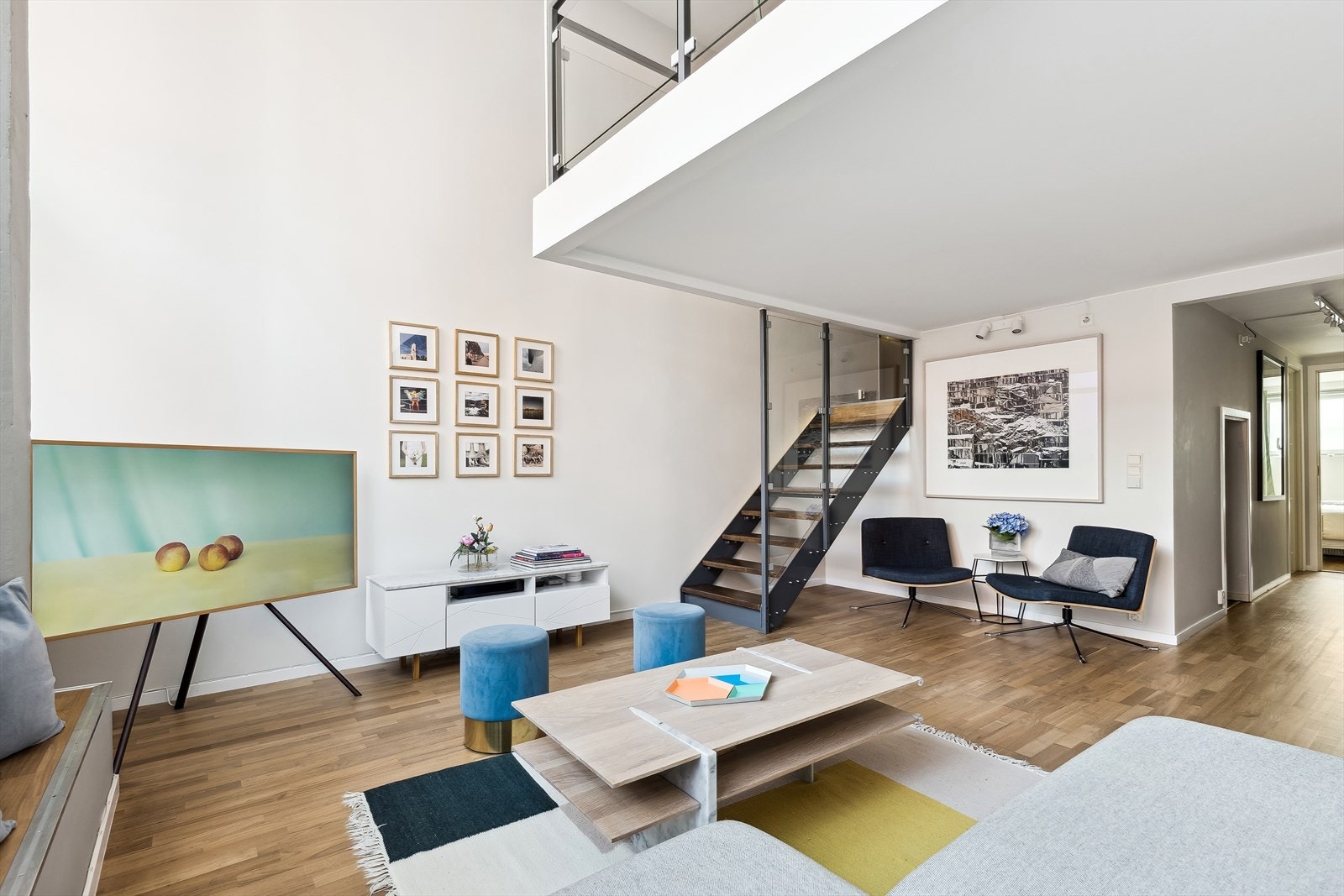 Stor bod under trappen med stor oppbevaringsplass, vinskap og fryser. Galleribilde