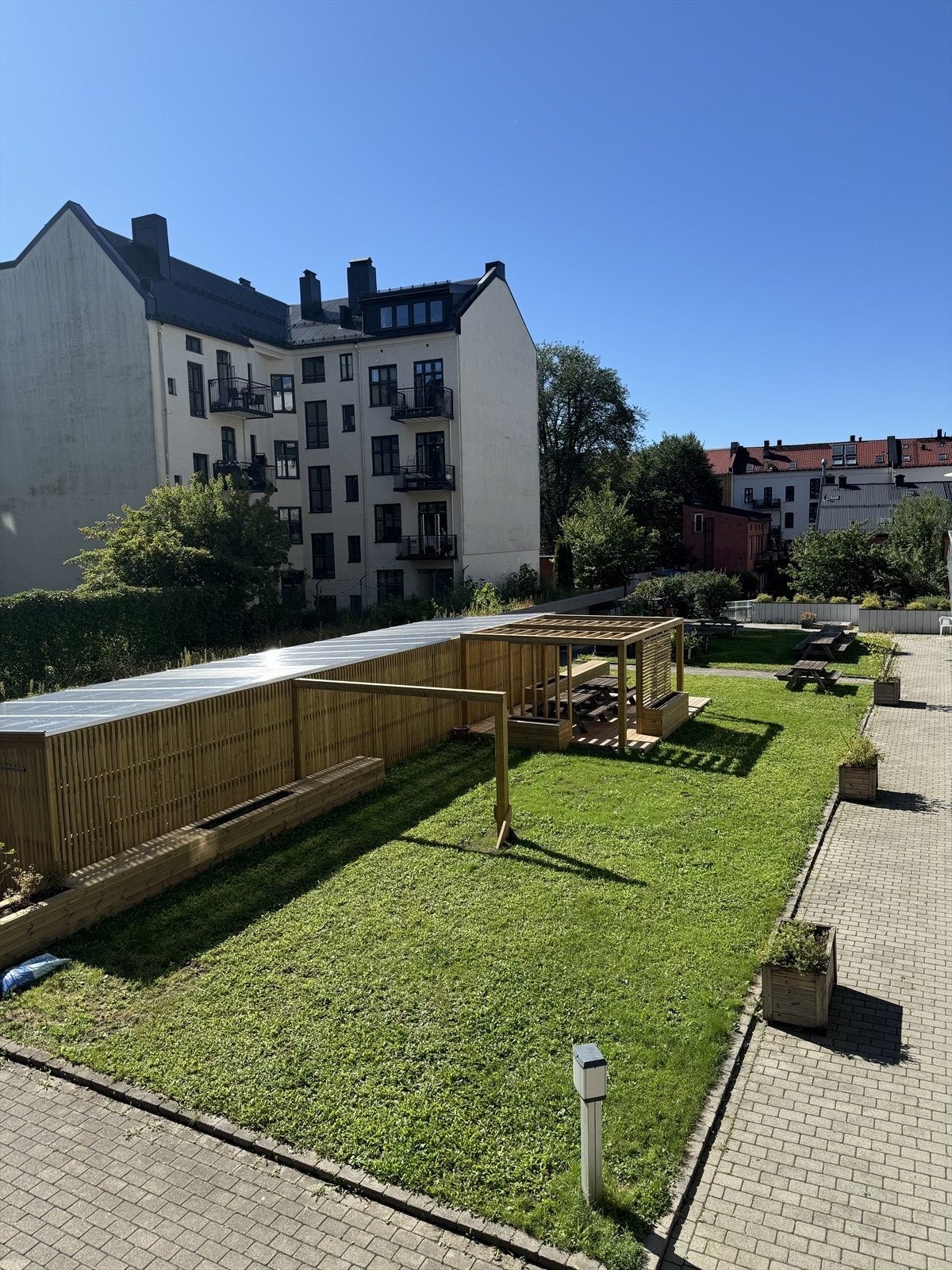 Nydelig bakgård i borettslaget som både er skjermet og avlåst. Galleribilde