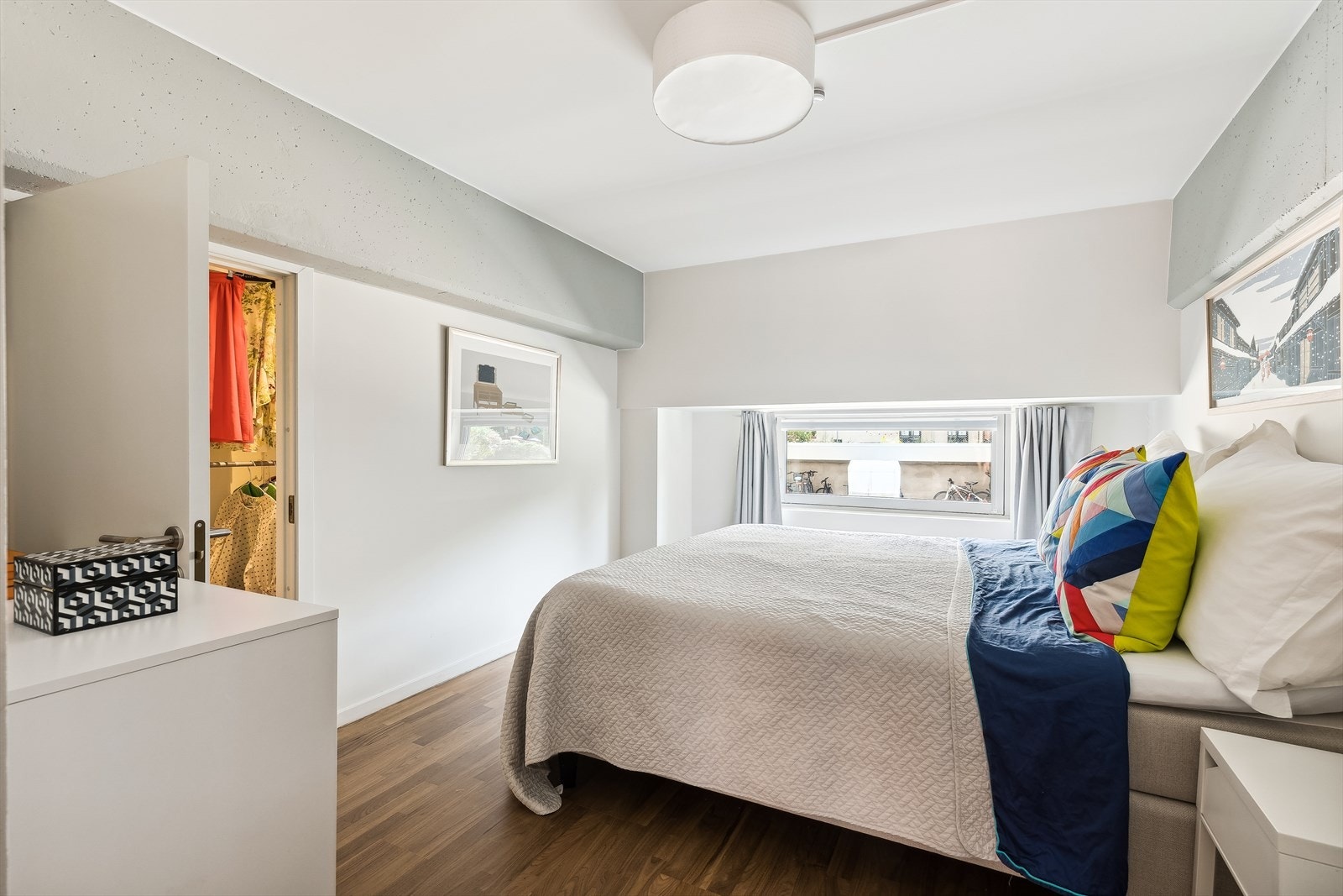 Hovedsoverommet har egen walk-in garderobe. Galleribilde