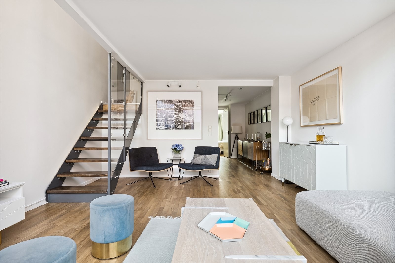 Det er plass til stor sofagruppe og annet møblement. Galleribilde
