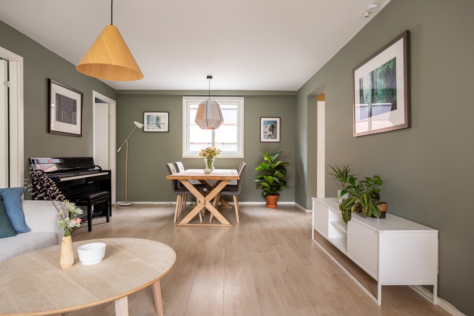 God standard med lys enstavs laminat på gulv, glatte overflater malt i en innbydende farger og skjult elektrisk anlegg. Galleribilde