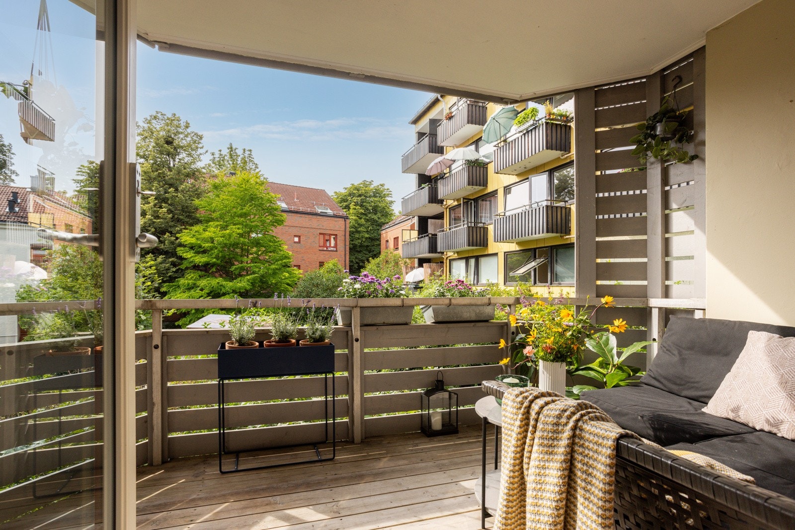 Fra stuen har du utgang til en hyggelig og solrik vestvendt balkong på ca. 7m². Flott utsyn mot hyggelig bakgård. Galleribilde