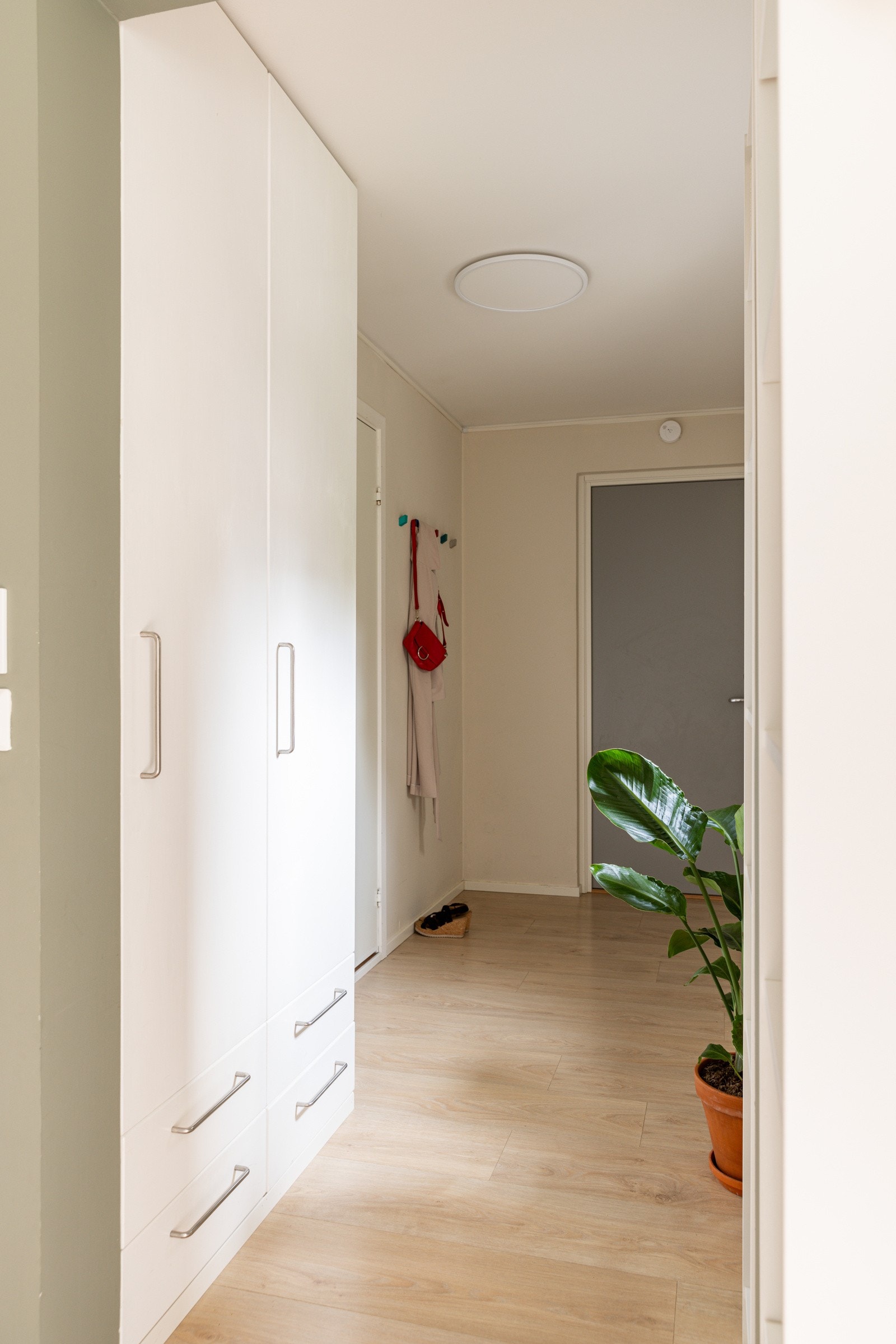 I entréen har du god plass til sko og yttertøy i medfølgende garderobeskap, samt ytterligere plass til oppheng, skoskap eller kommoder. Galleribilde