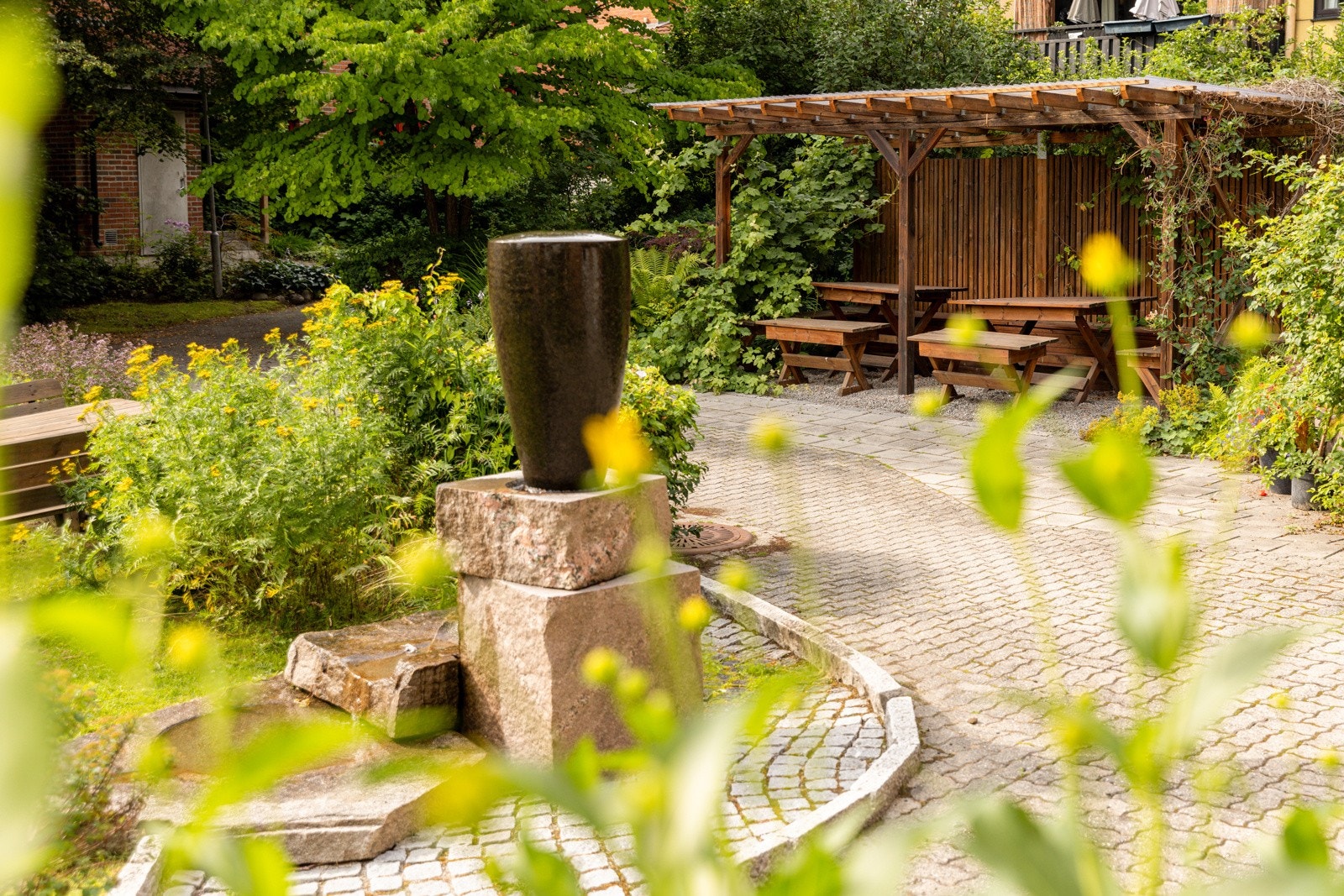 Fontene i hagen og bakgård med pergola som kan brukes til bursdager og hagefester Galleribilde