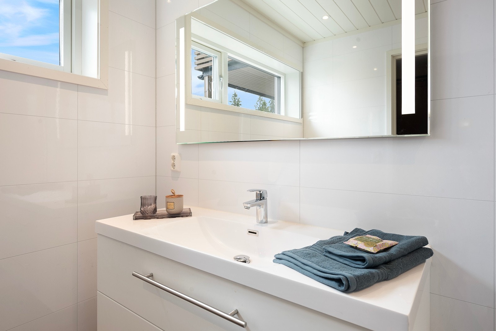 Badene er holdt i en gjennomført stil, som bidrar til boligens harmoniske helhet Galleribilde