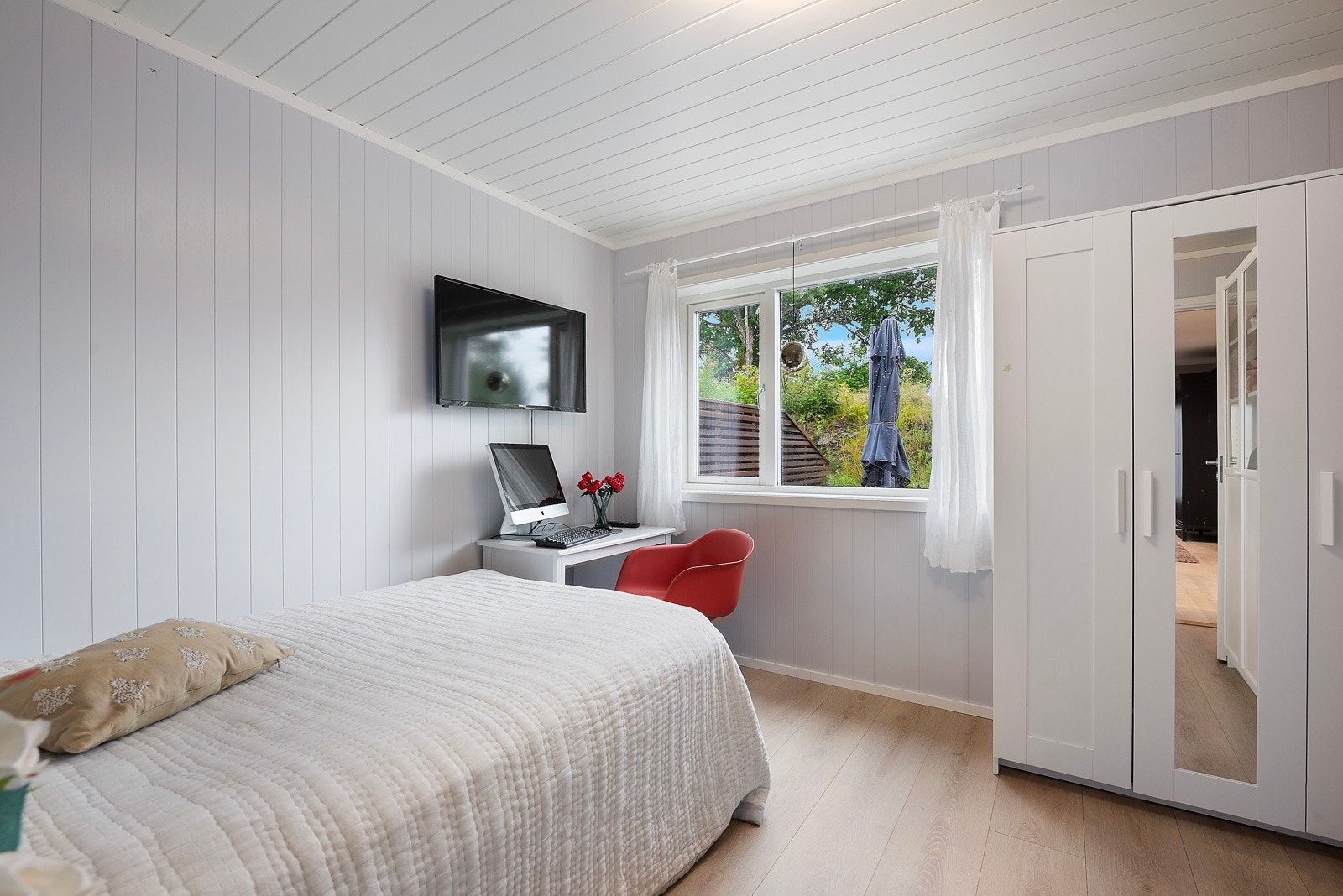 Eneboligen har to(tre) soverom nede og et hovedsoverom med suiteløsning oppe Galleribilde