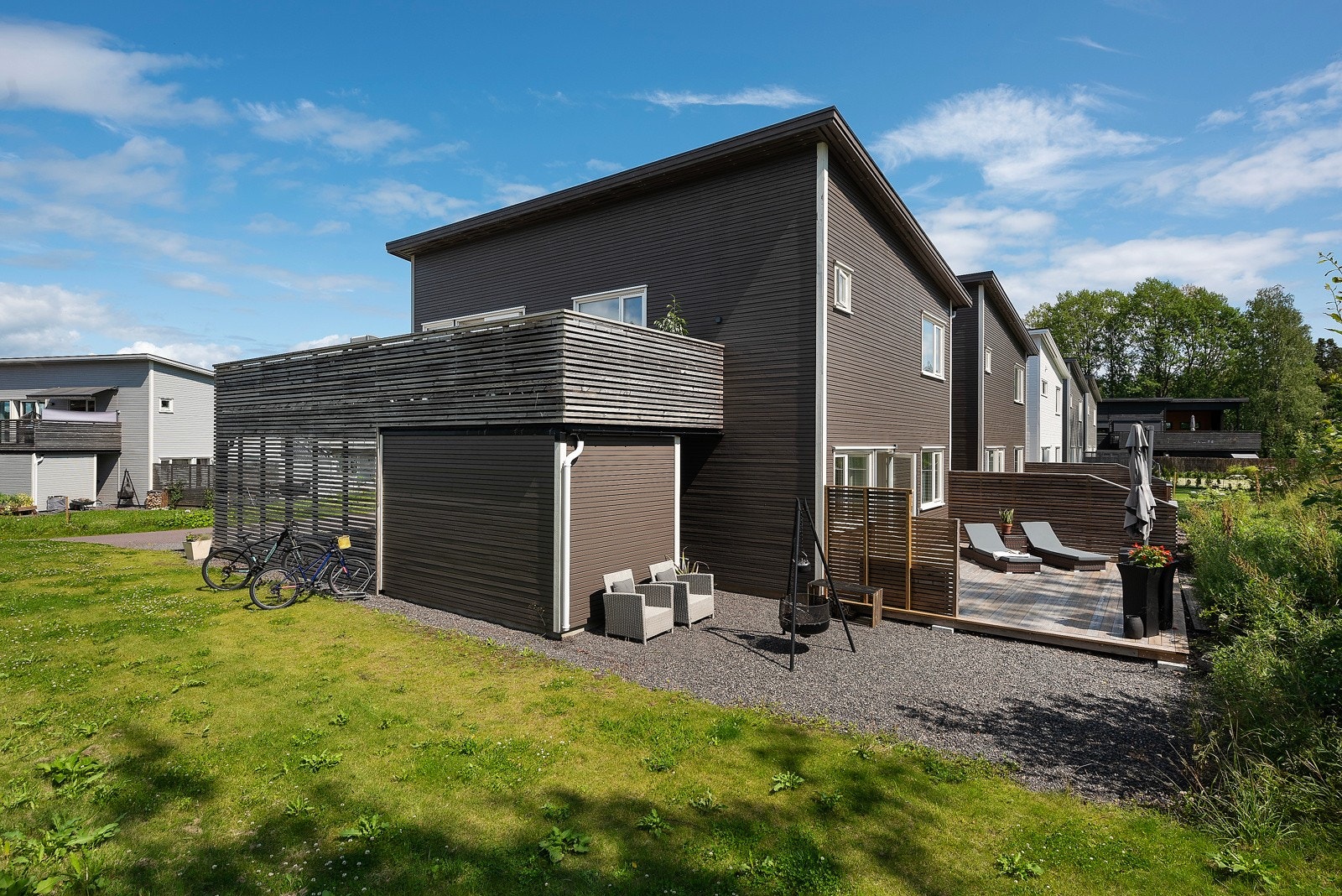 Eneboligen har en svært god internplassering på enden av kjeden, tett inntil grønne friområder, åker og eng Galleribilde