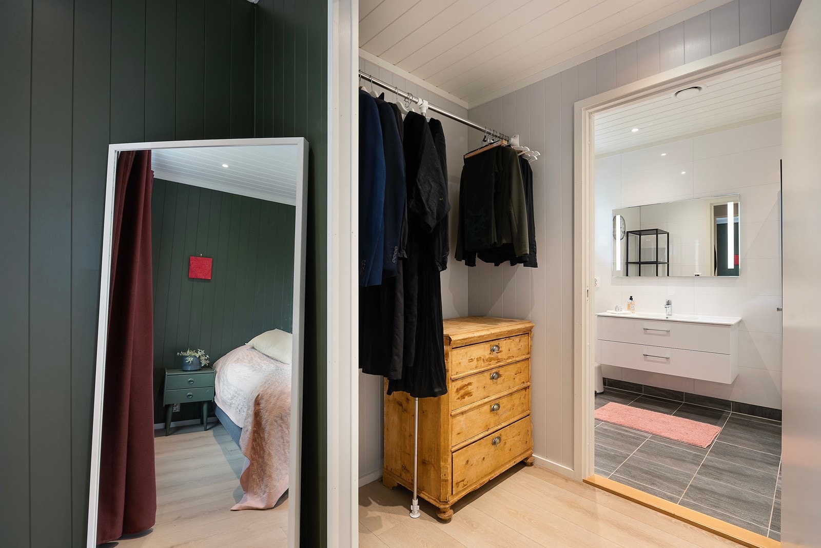 Hovedsoverommet ligger i en behagelig suiteløsning med badet i andre etasje Galleribilde