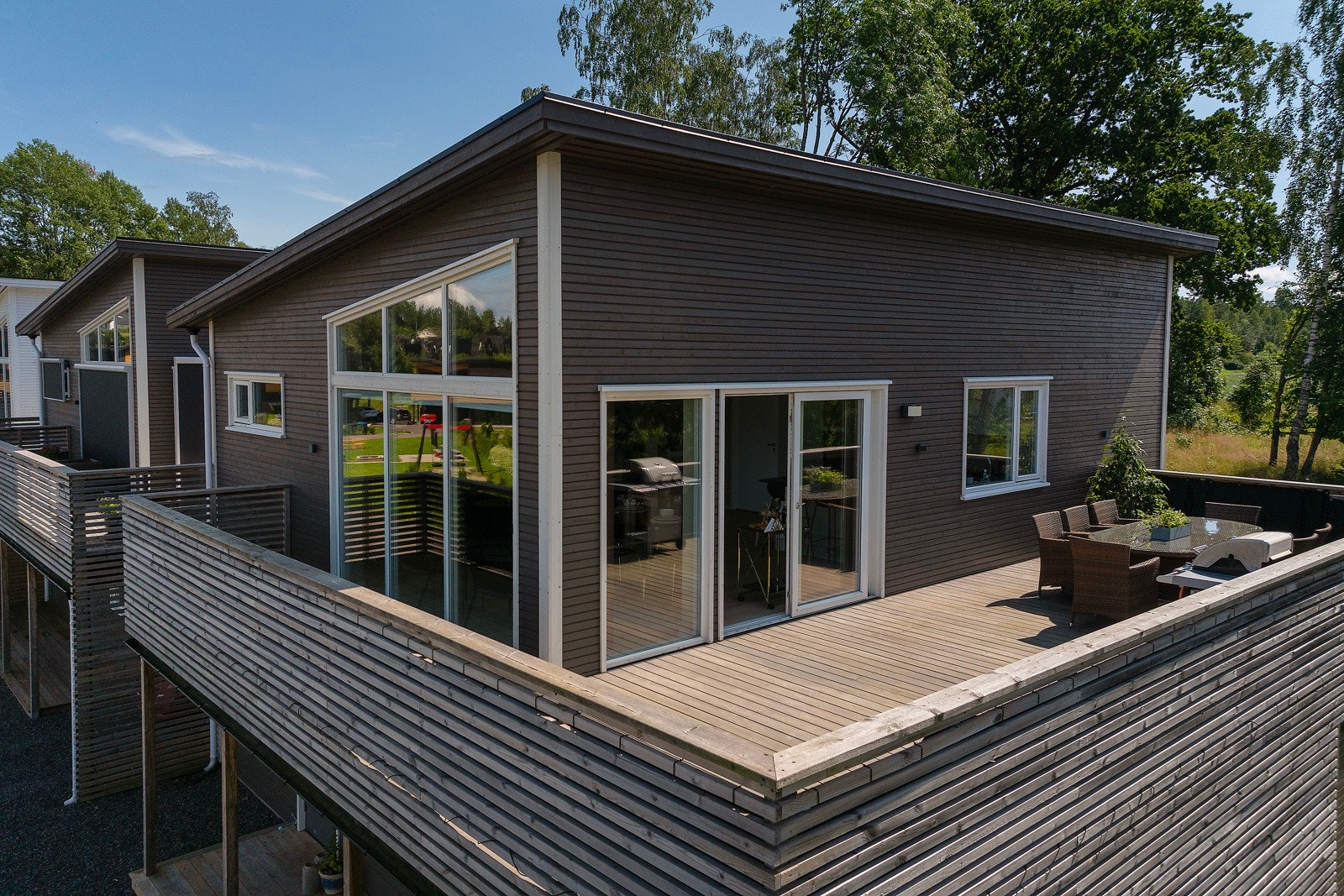 Andre etasje har flotte panoramavinduer og skråtak som gir luftig takhøyde Galleribilde