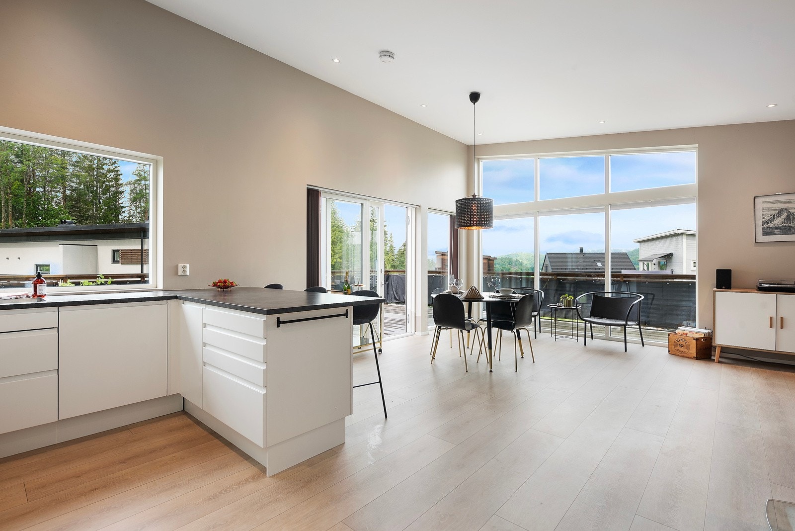 Gulvene er i lekker, slitesterkt laminat i enstavs design, noe som går igjen i alle oppholdsrom Galleribilde