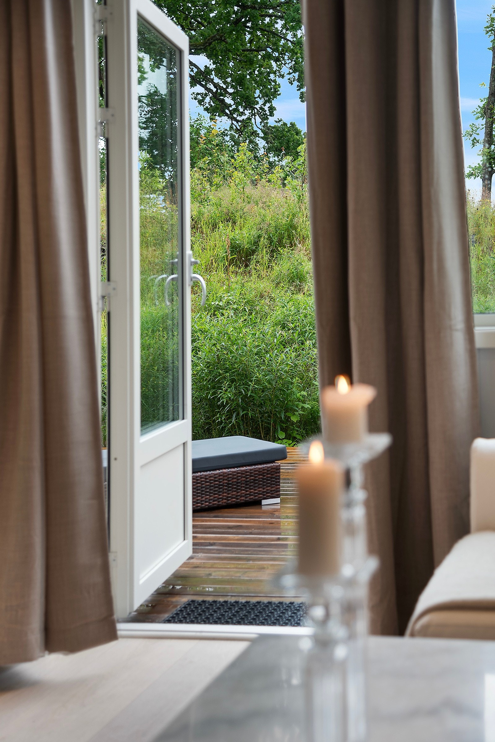 Utgang til solrik uteplass Galleribilde