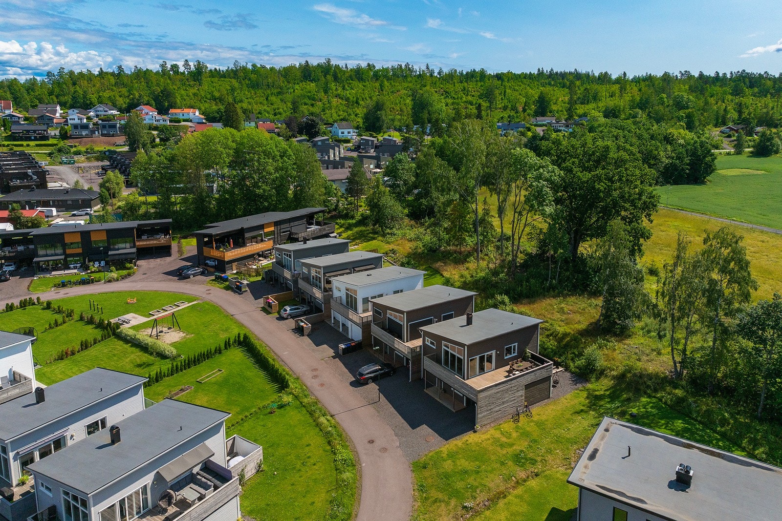 Boligen ligger i grønne og idylliske omgivelser, men samtidig sentralt nær skole, idrettsanlegg og dagligvare Galleribilde