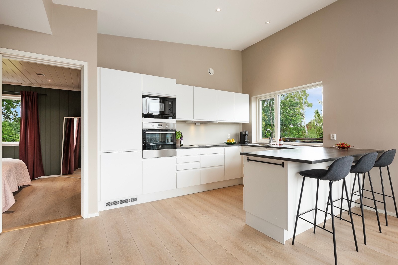 En barløsning mot stuen gir ekstra spiseplasser eller en sosial leksestasjon i hverdagen Galleribilde