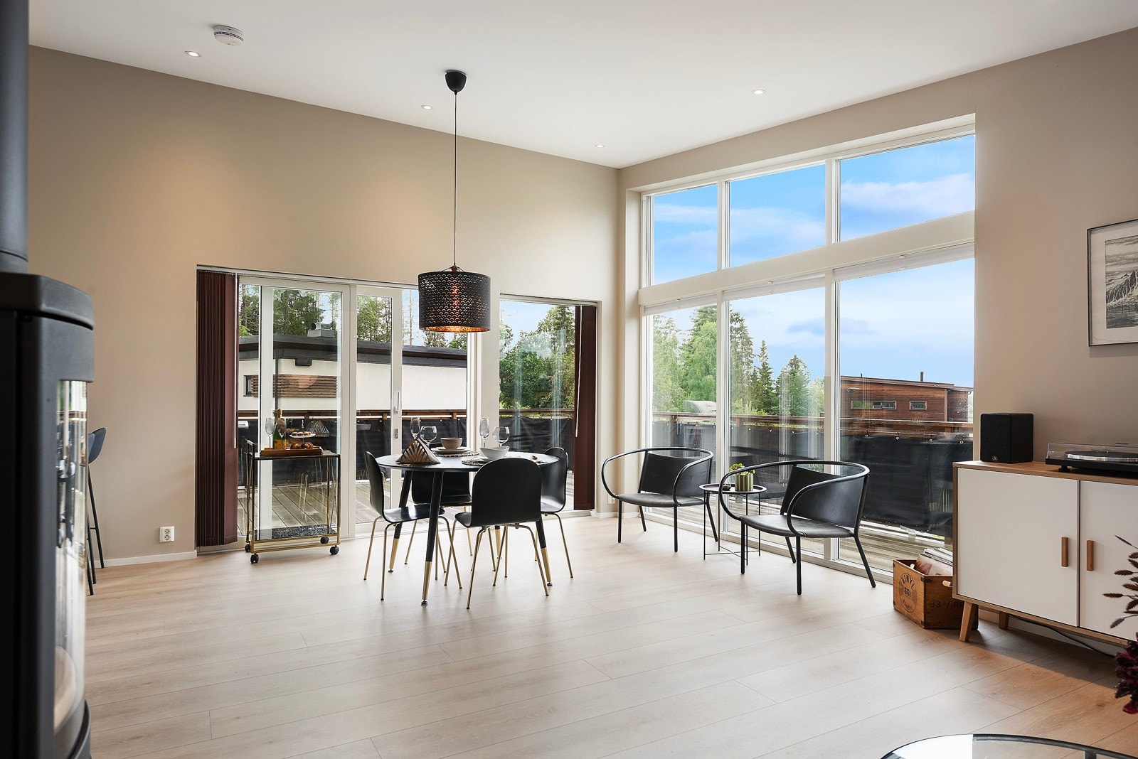 De store vinduene bader stuen i dagslys og understreker den flotte takhøyden Galleribilde