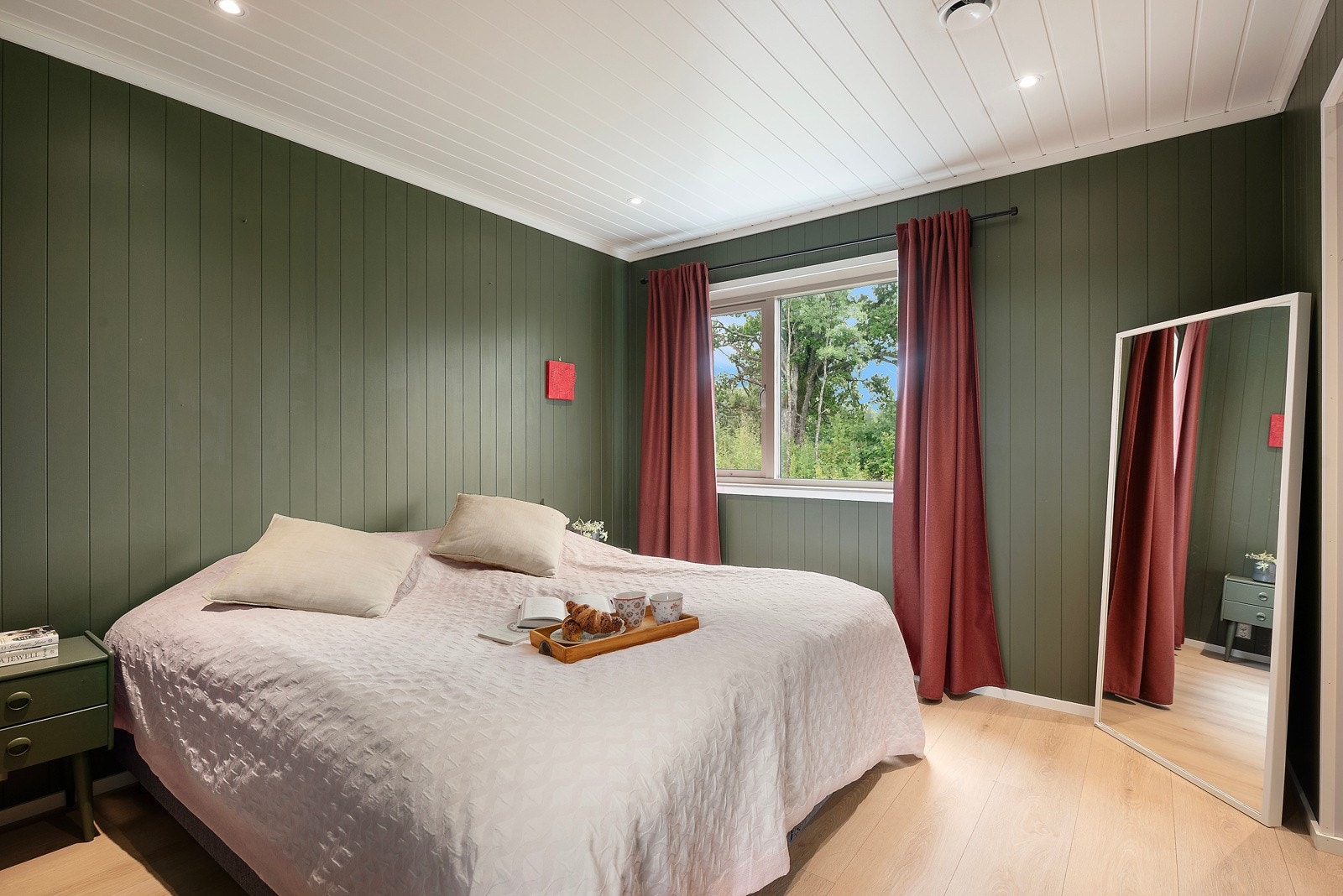 Hovedsoverommet er malt i en behagelig, mørk grønntone og har downlights i himlingen Galleribilde