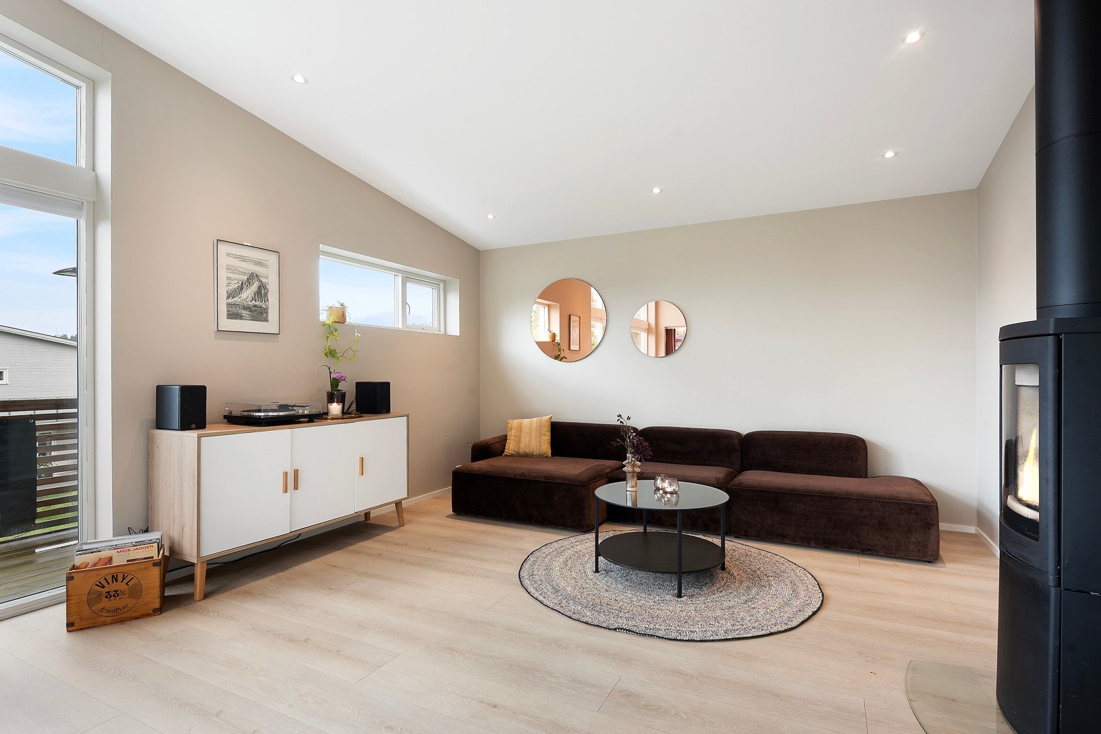 Stuen har god plass til tv-lounge, spisestue og annet møblement Galleribilde