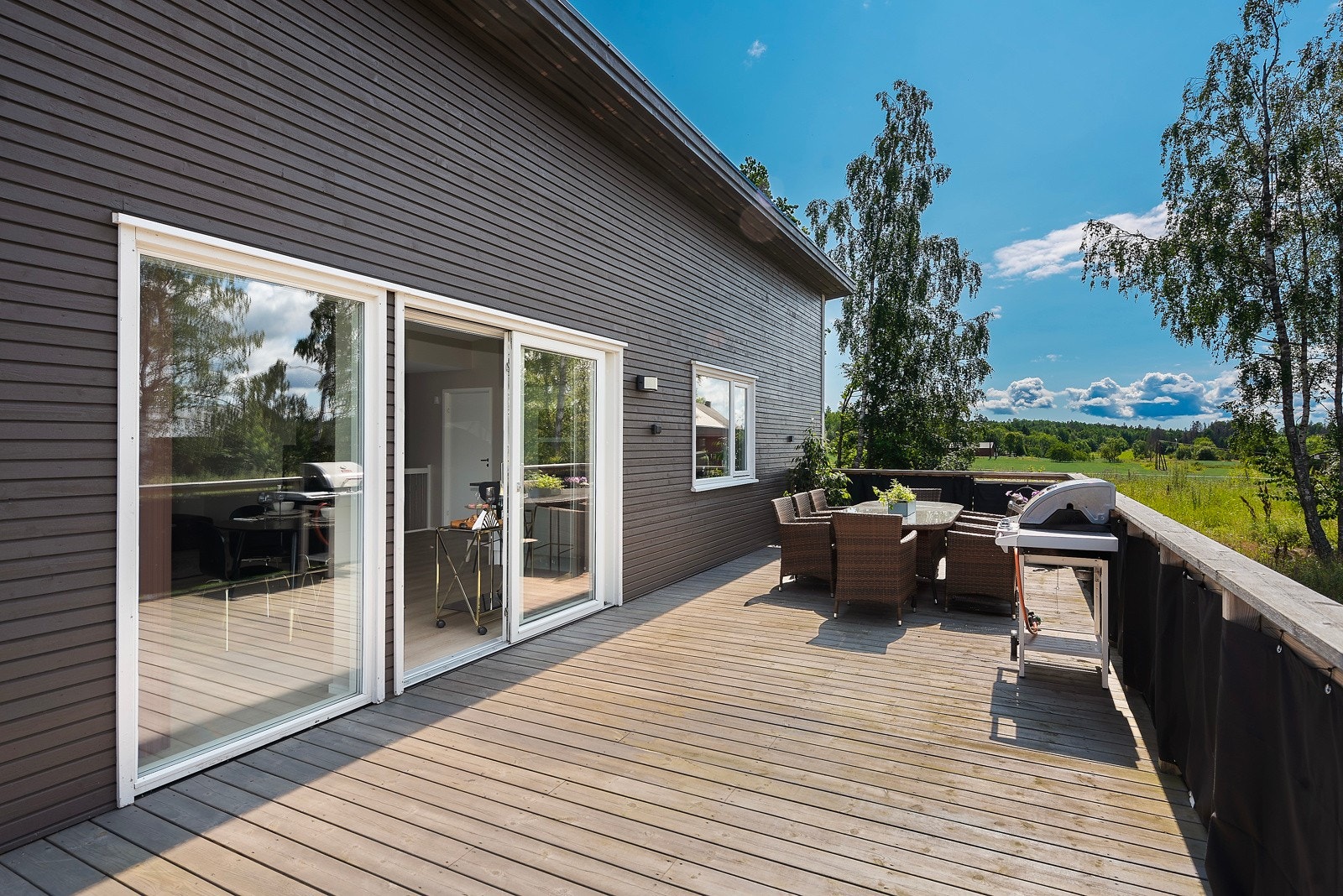 Uteplassene har gode solforhold og plass til flere møbelgrupper, slik at sommerdagene kan nytes med maksimal komfort Galleribilde